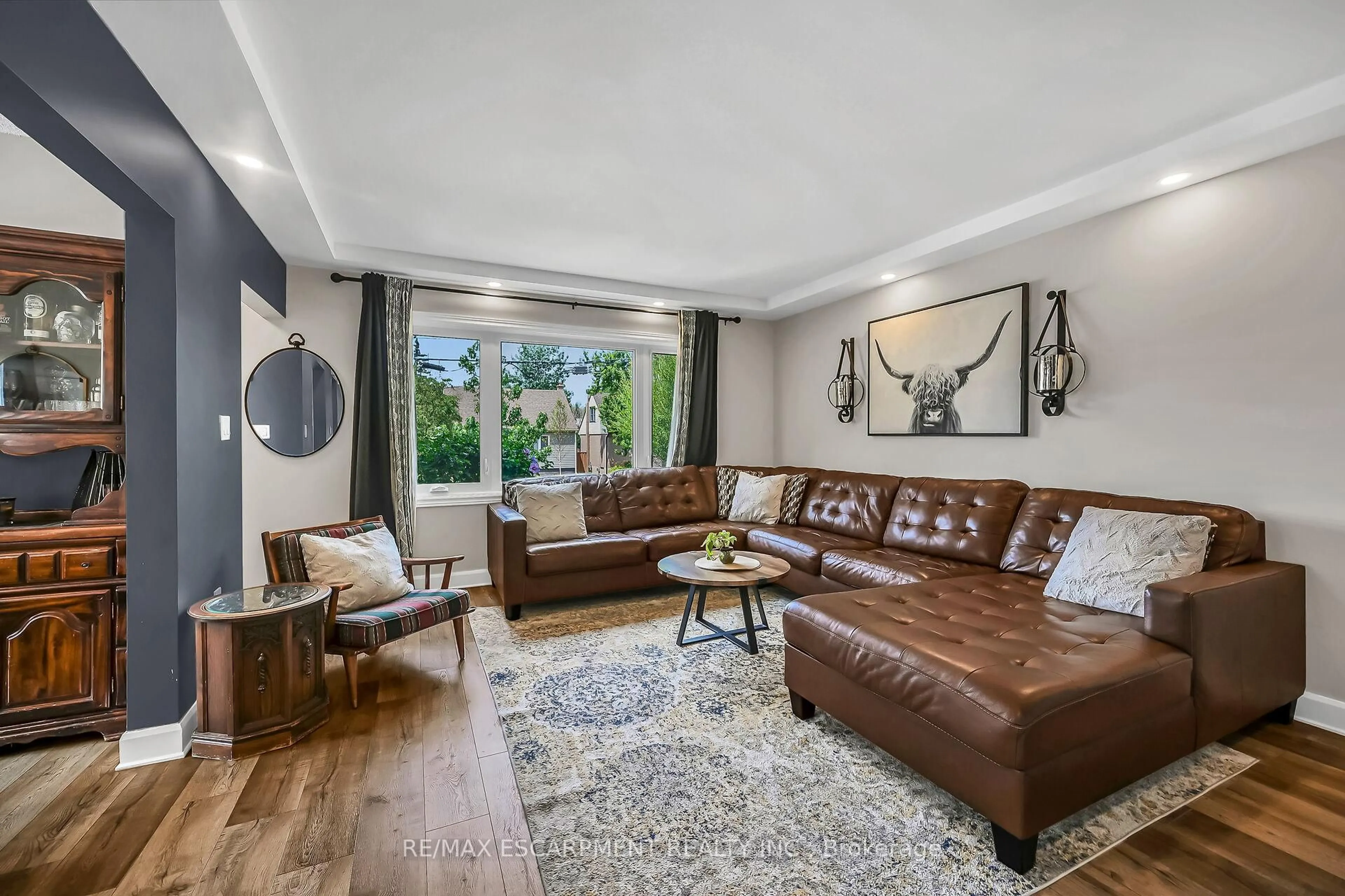 Living room with furniture, unknown for 435 EAST 42ND St, Hamilton Ontario L8T 3B2