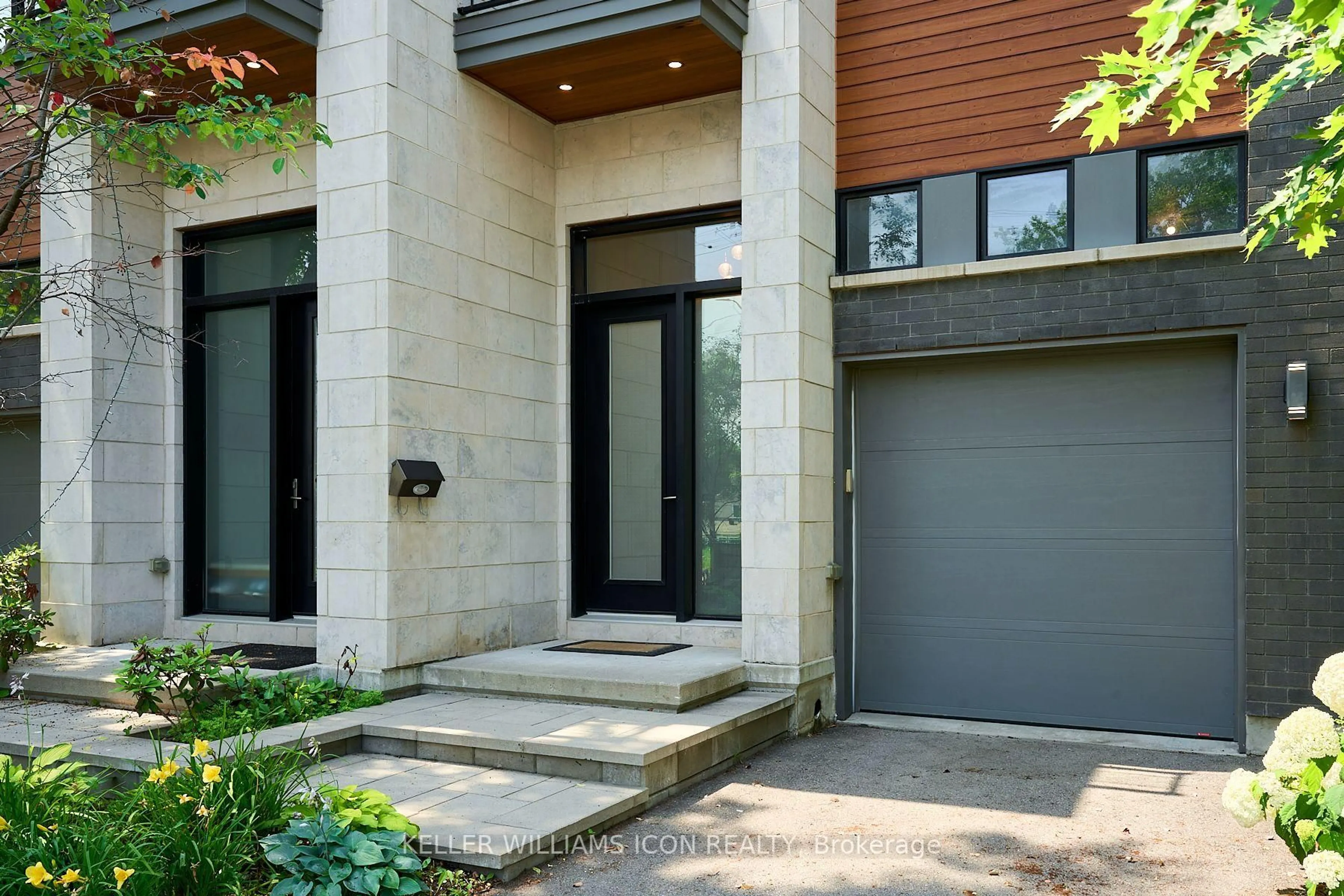 Indoor entryway for 261 Beechwood Ave, Ottawa Ontario K1M 1K6