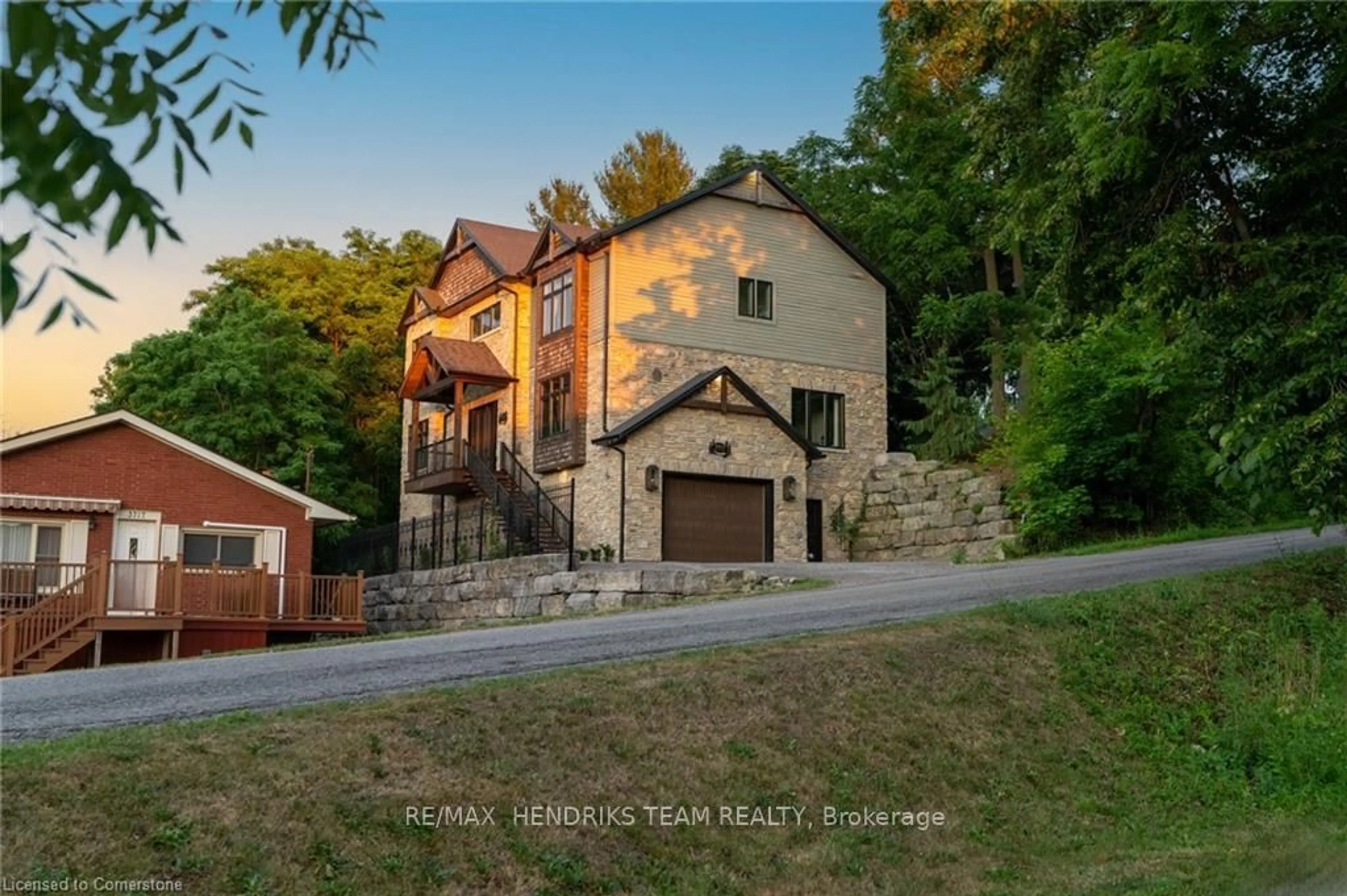 A pic from outside/outdoor area/front of a property/back of a property/a pic from drone, street for 3713 Nineteenth St, Lincoln Ontario L0R 1S0