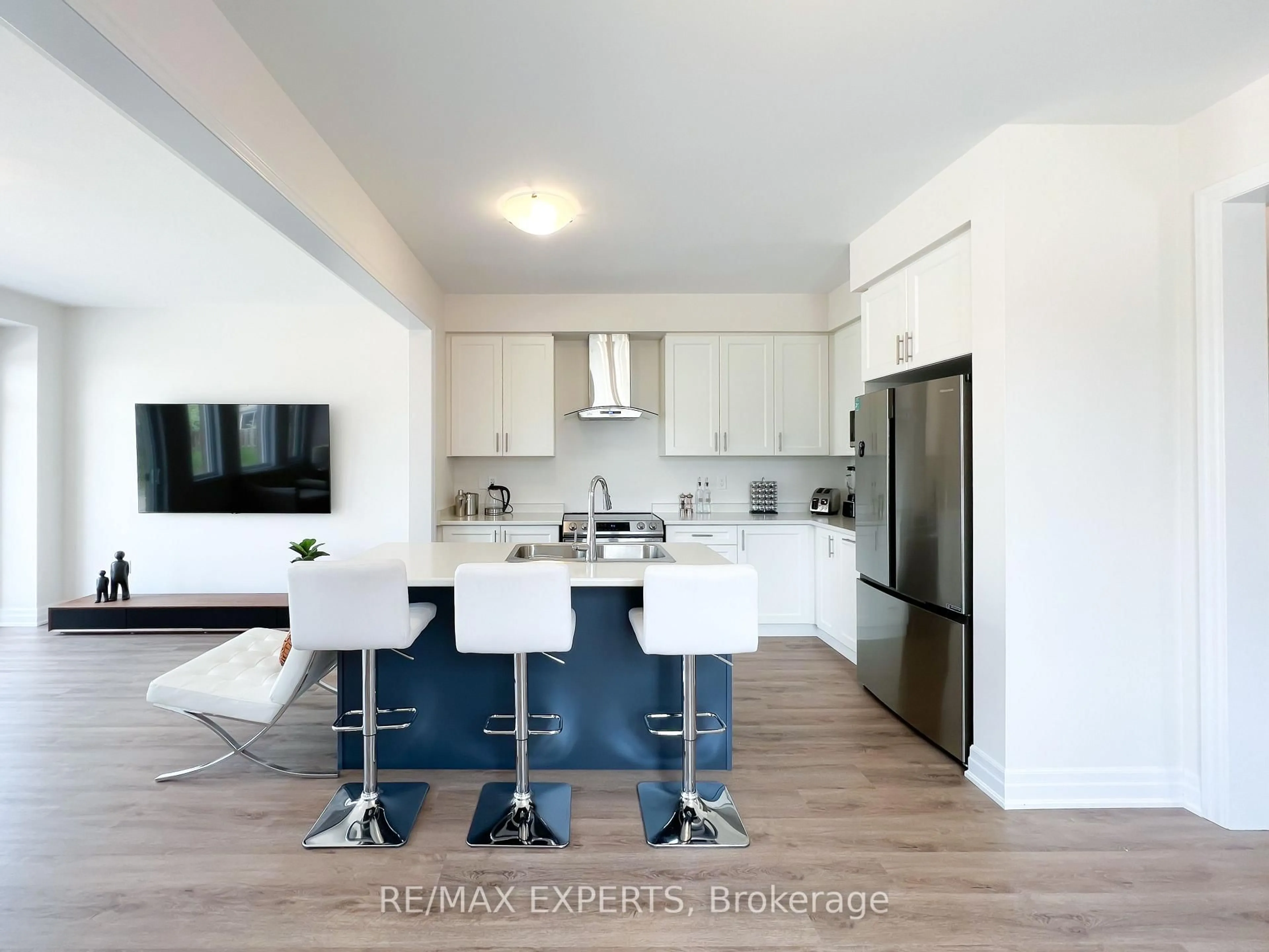 Open concept kitchen, unknown for 9256 Griffon St, Niagara Falls Ontario L2G 3R6
