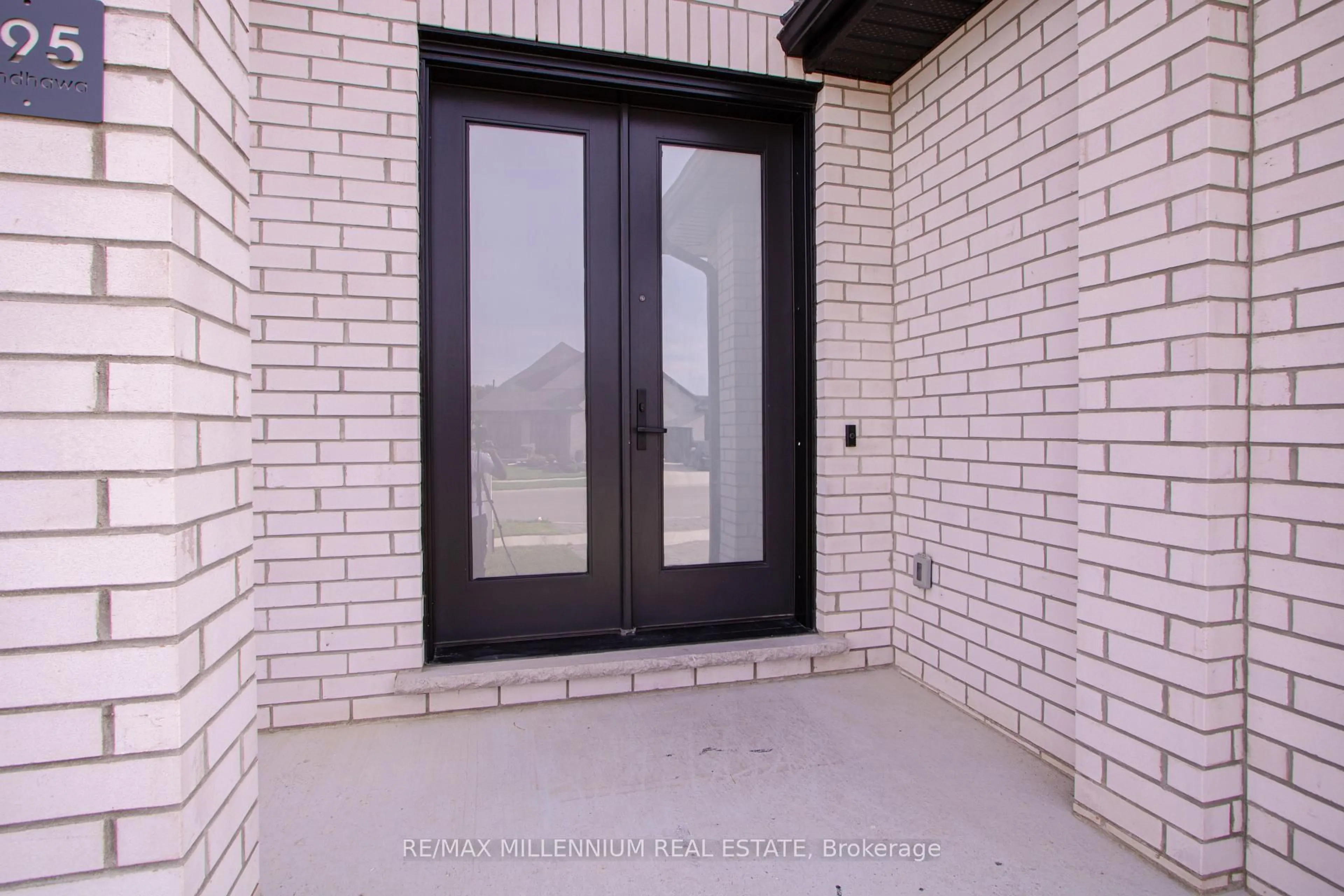 Indoor entryway for 195 Boardwalk Way, Thames Centre Ontario N0L 1G2