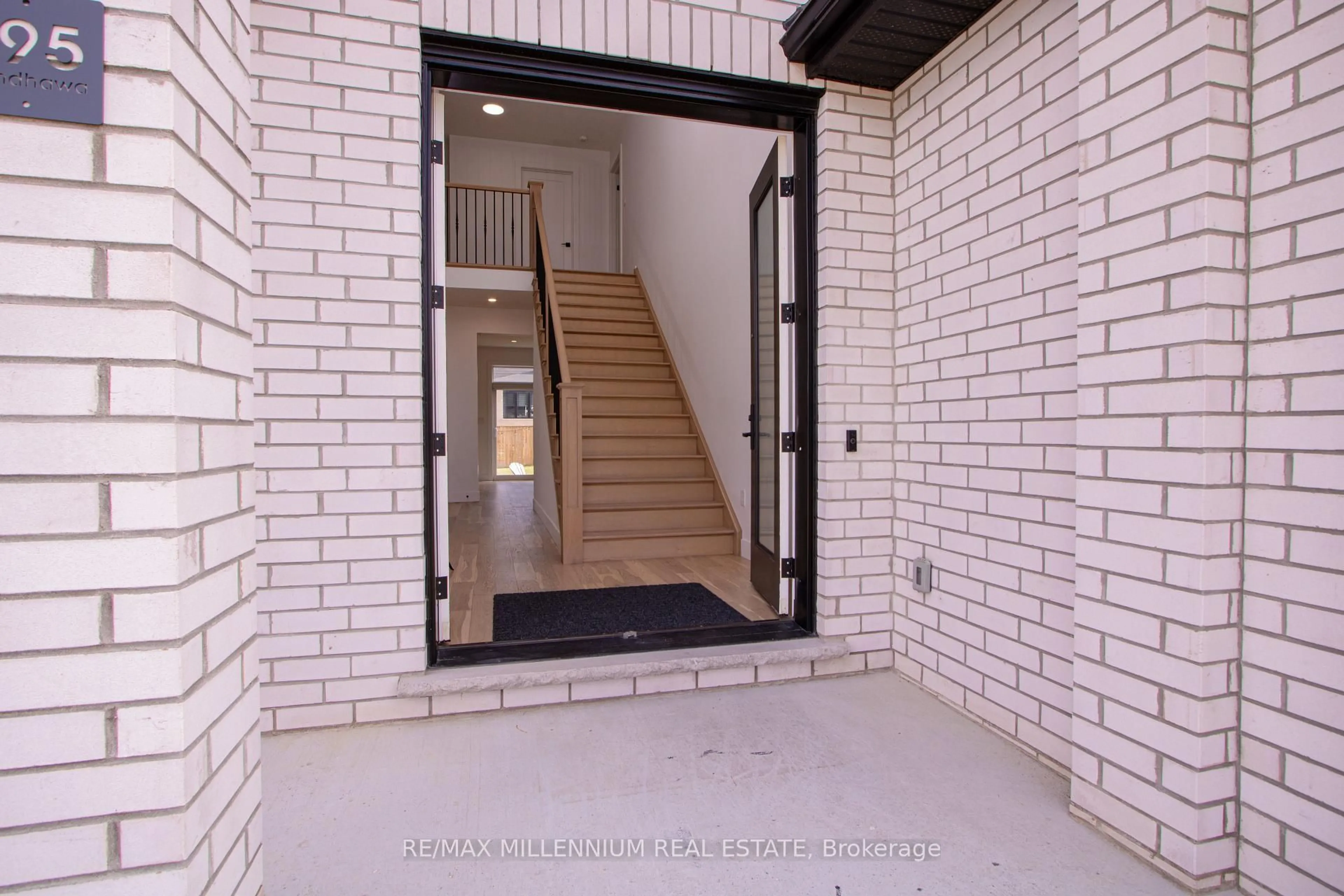 Indoor entryway for 195 Boardwalk Way, Thames Centre Ontario N0L 1G2