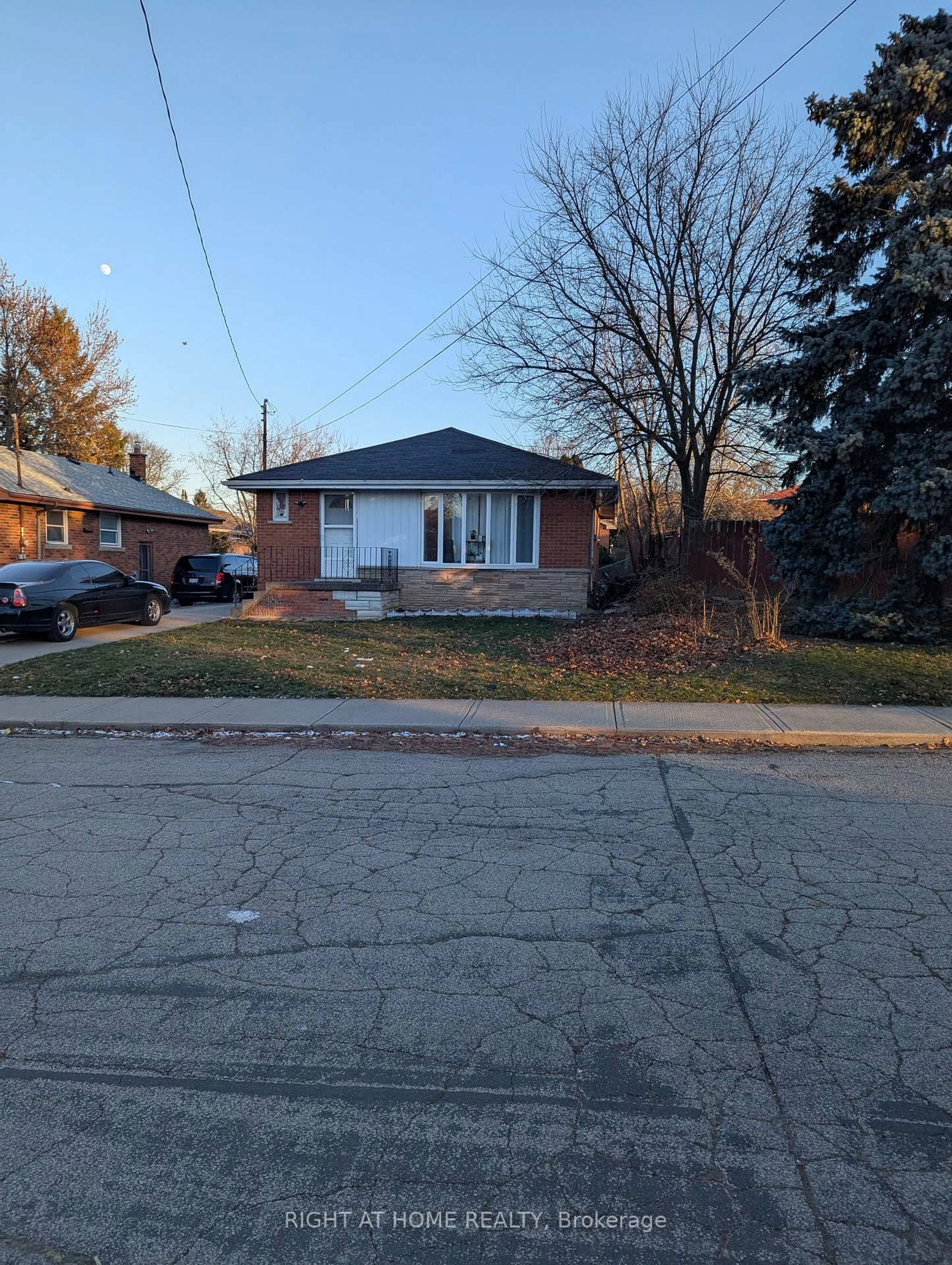 Unknown for 99 West 4th St, Hamilton Ontario L9C 3M8