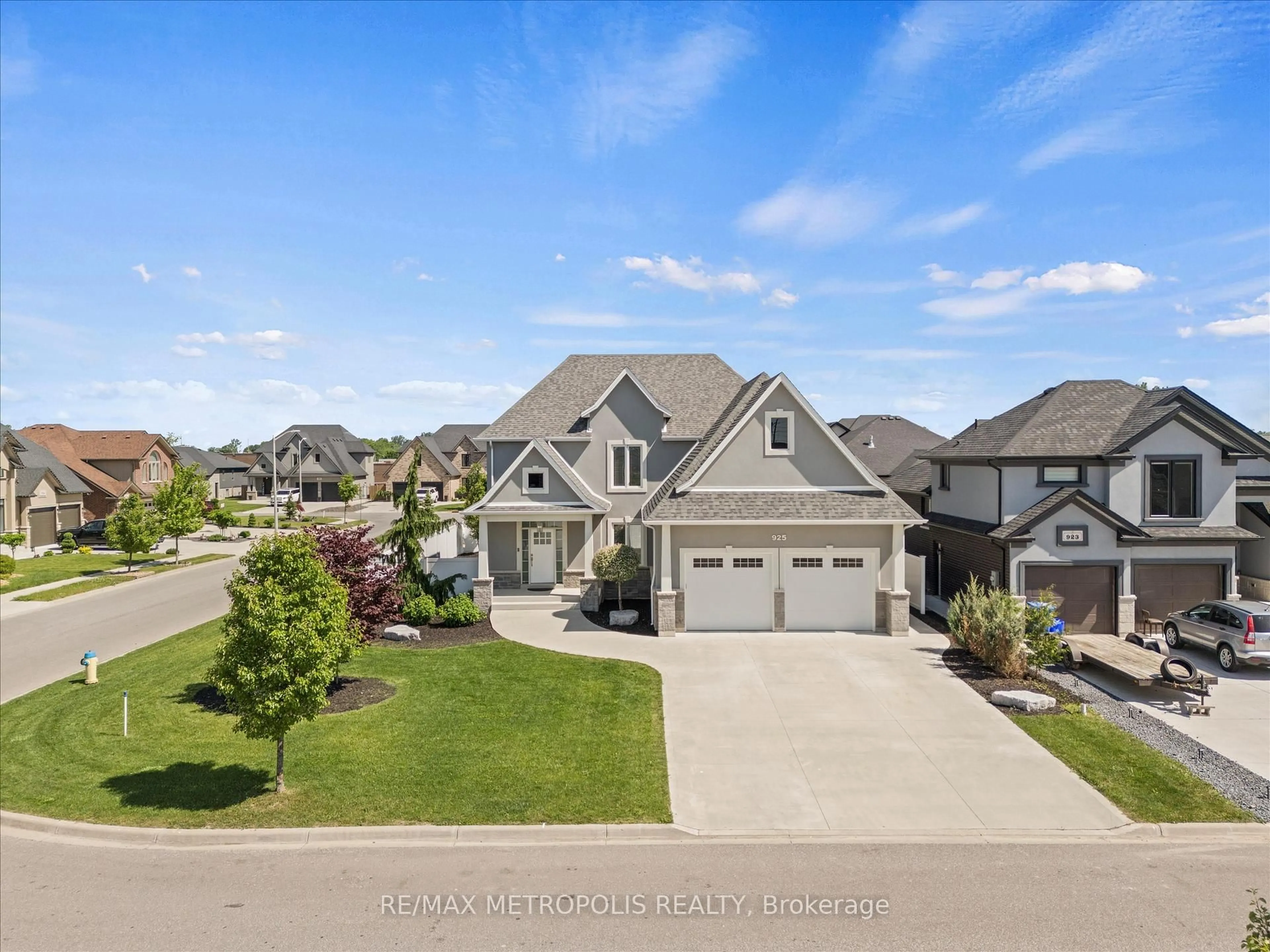 A pic from outside/outdoor area/front of a property/back of a property/a pic from drone, street for 925 Lakewood Cres, Lakeshore Ontario N8L 1G6