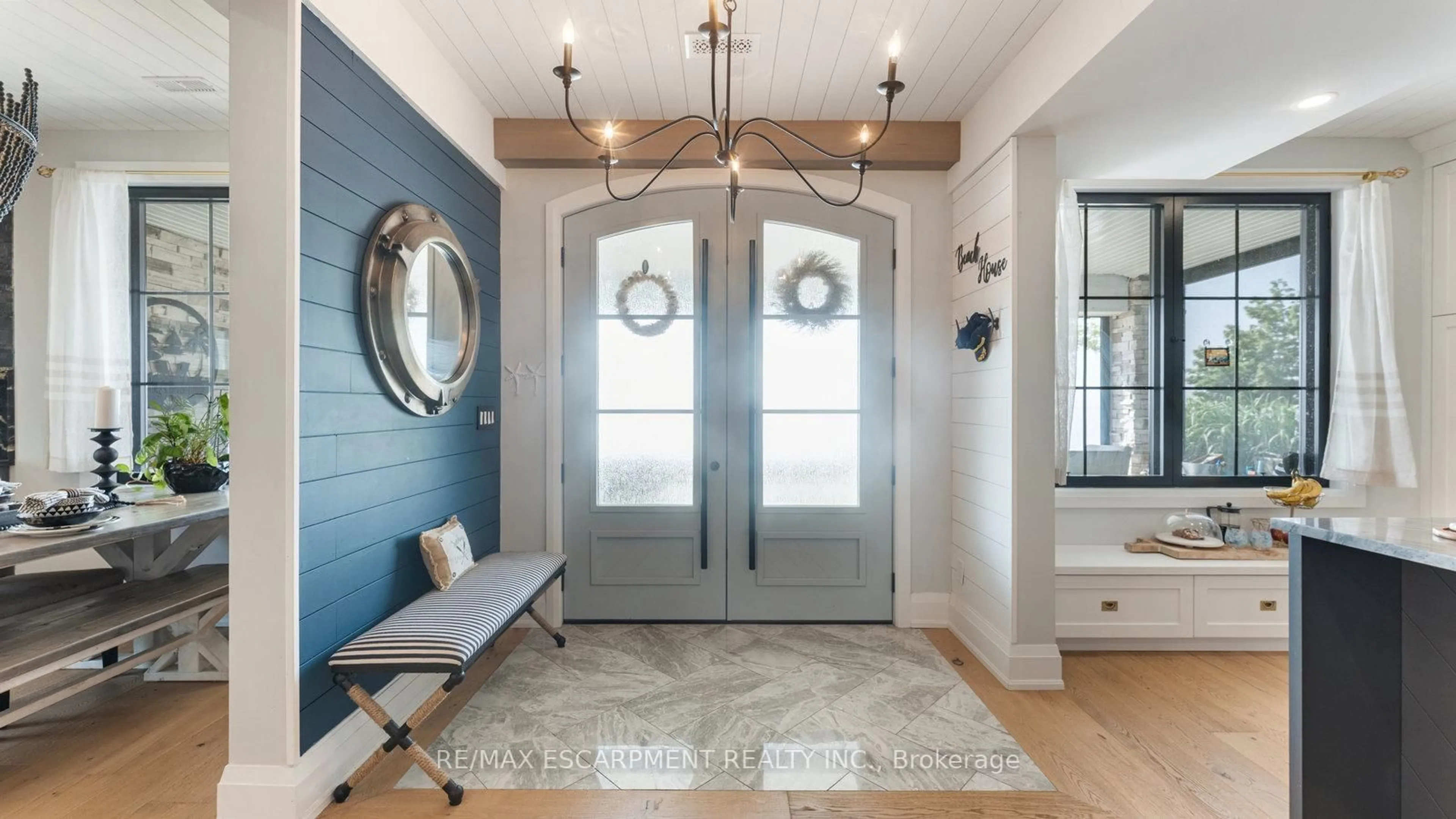 Indoor entryway for 33 CEDAR Dr, Norfolk Ontario N0E 1T0
