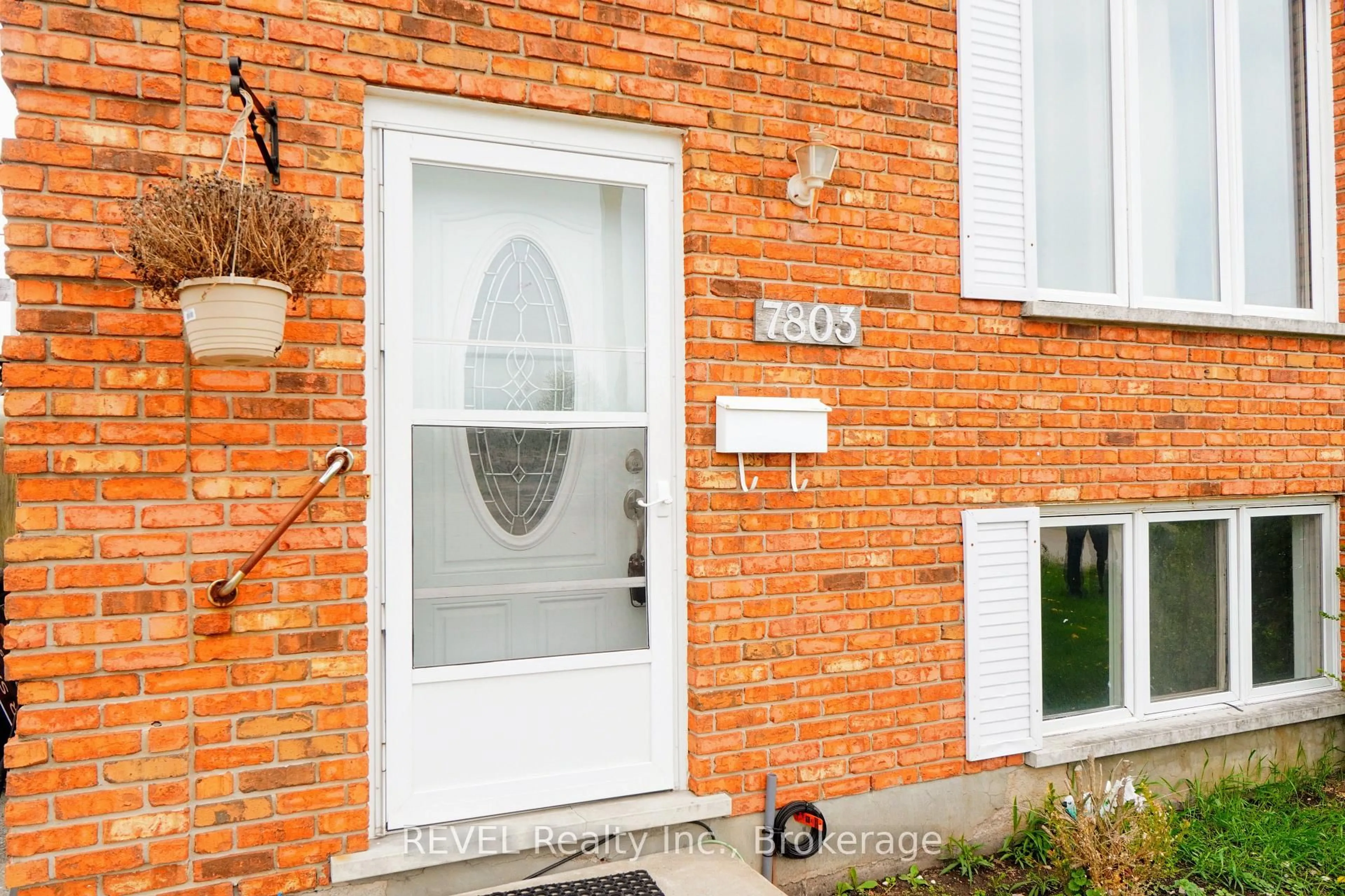 Home with brick exterior material, street for 7803 Yvette Cres, Niagara Falls Ontario L2H 3B6