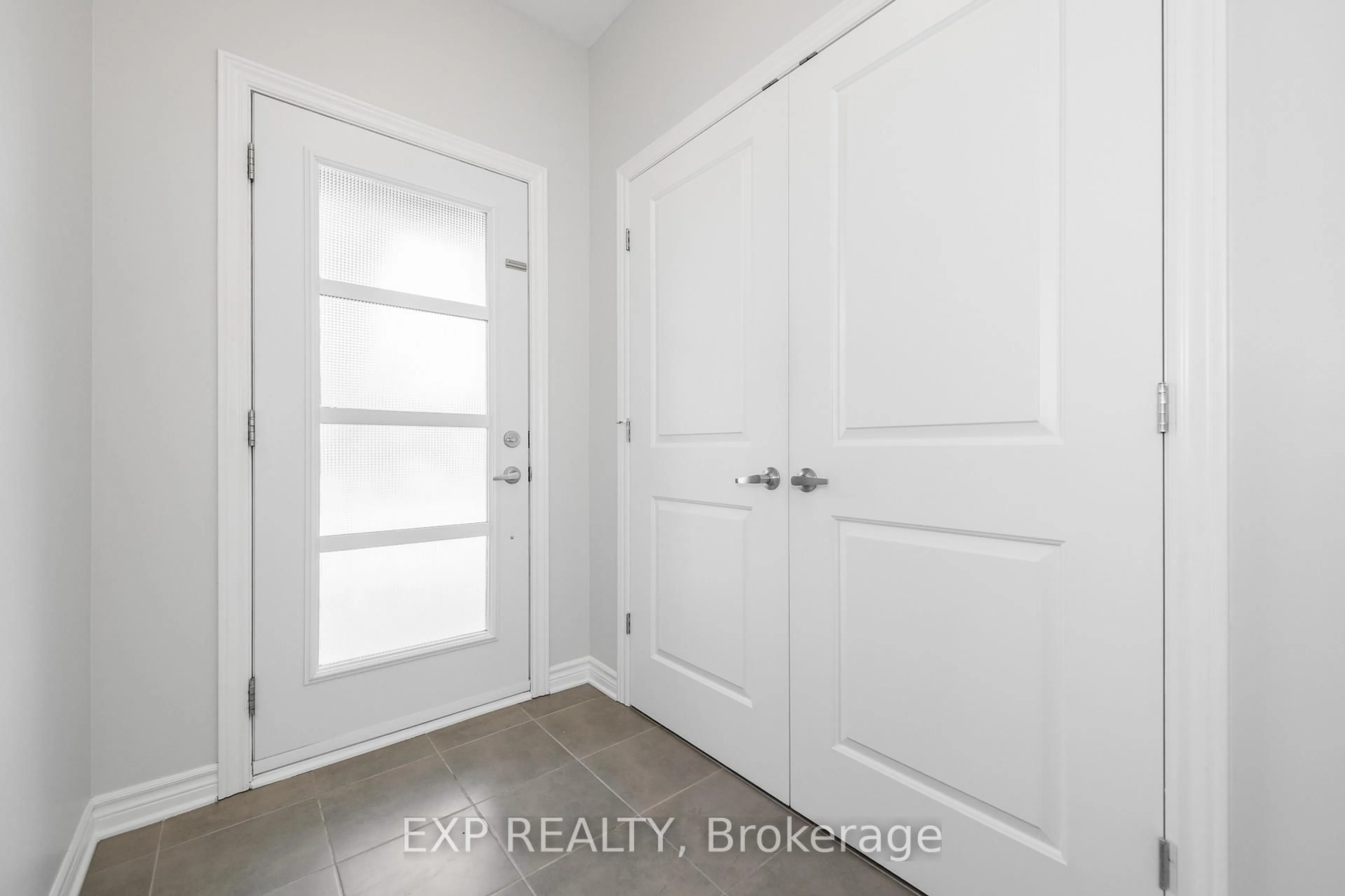 Indoor entryway for 241 King St, Carleton Place Ontario K7C 1G3