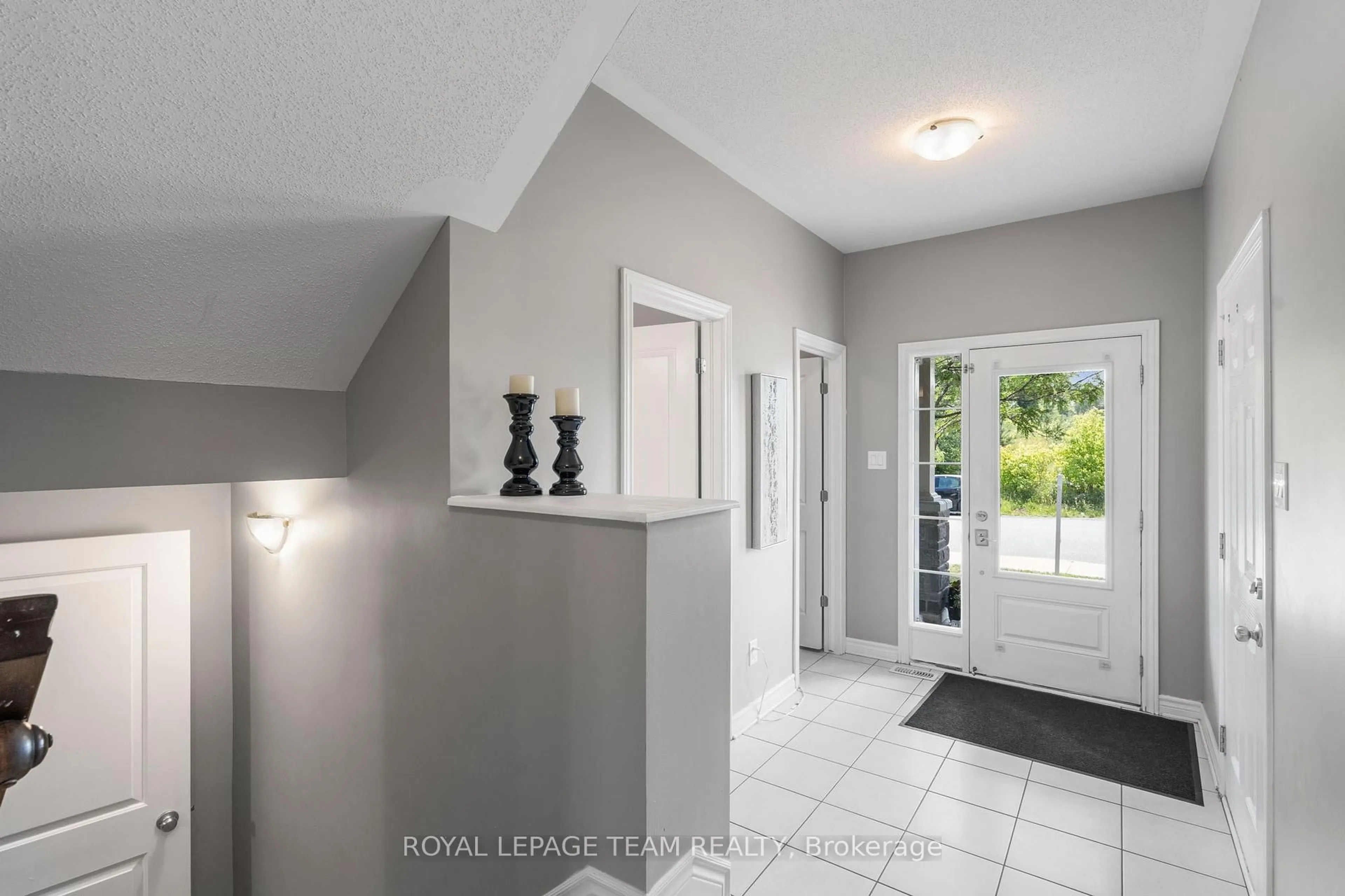 Indoor entryway for 3411 Woodroffe Ave, Ottawa Ontario K2G 7A1