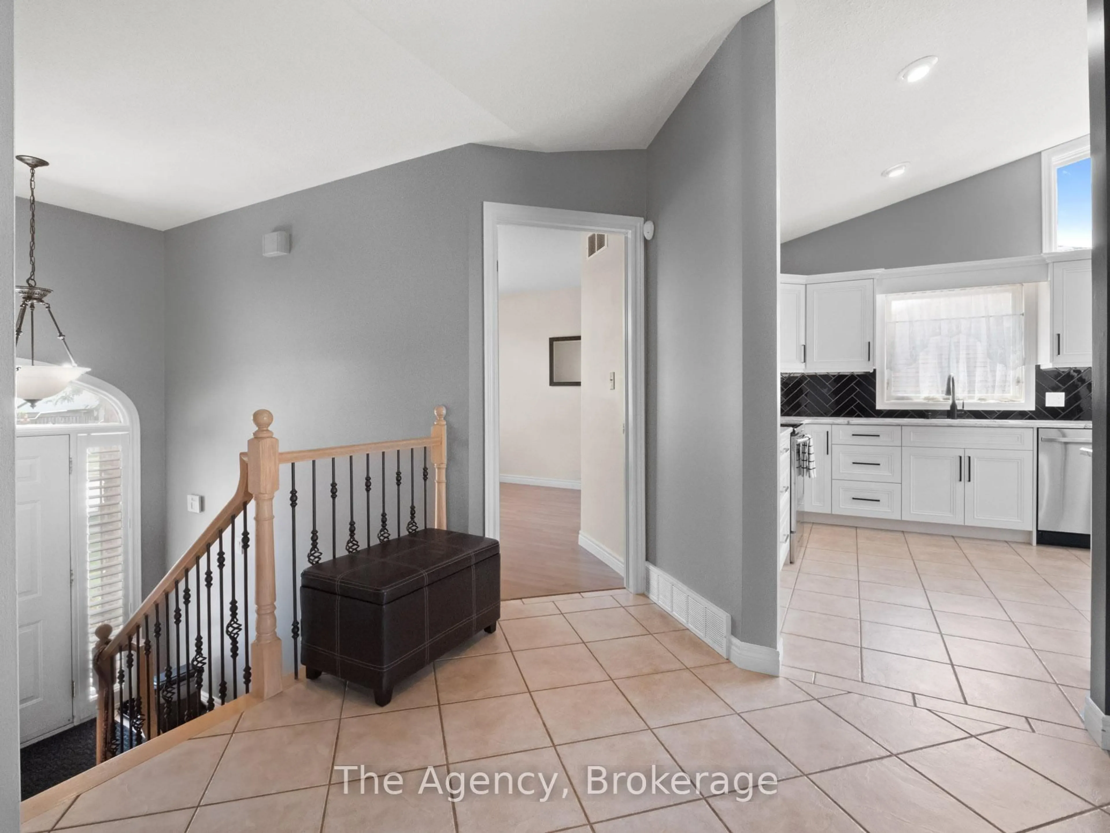 Indoor entryway for 7721 Parkview Cres, Niagara Falls Ontario L2H 2X4