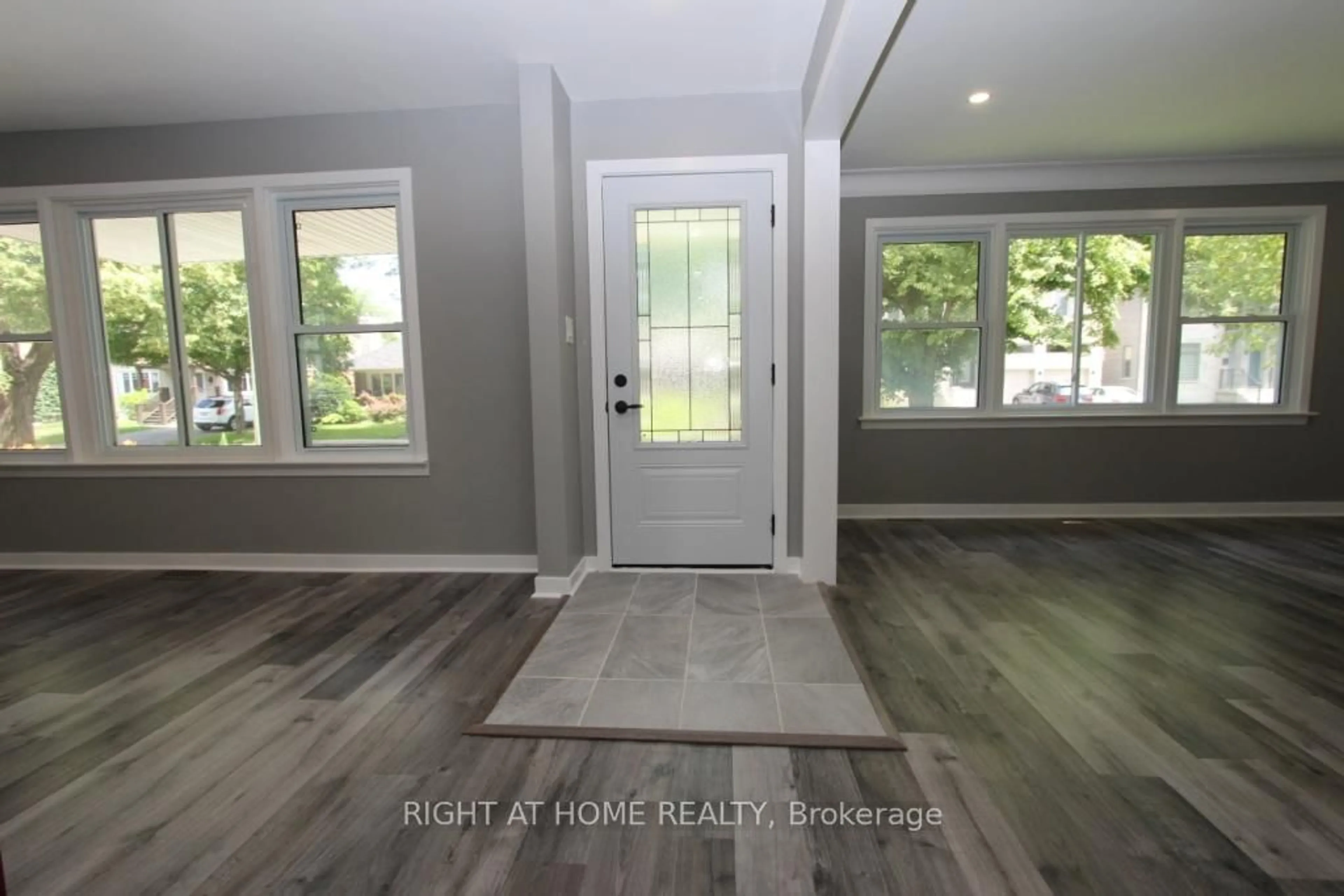 Indoor entryway for 2216 Prospect Ave, Ottawa Ontario K1H 7G3