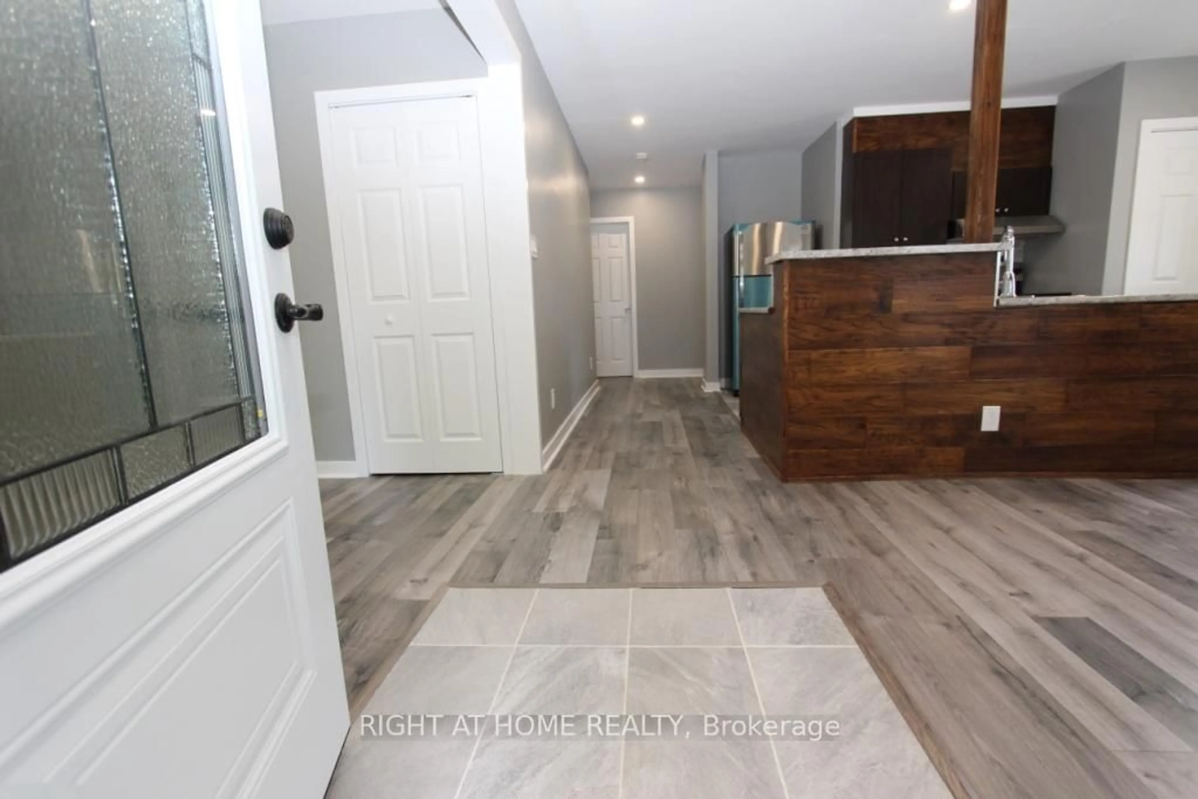 Indoor entryway for 2216 Prospect Ave, Ottawa Ontario K1H 7G3