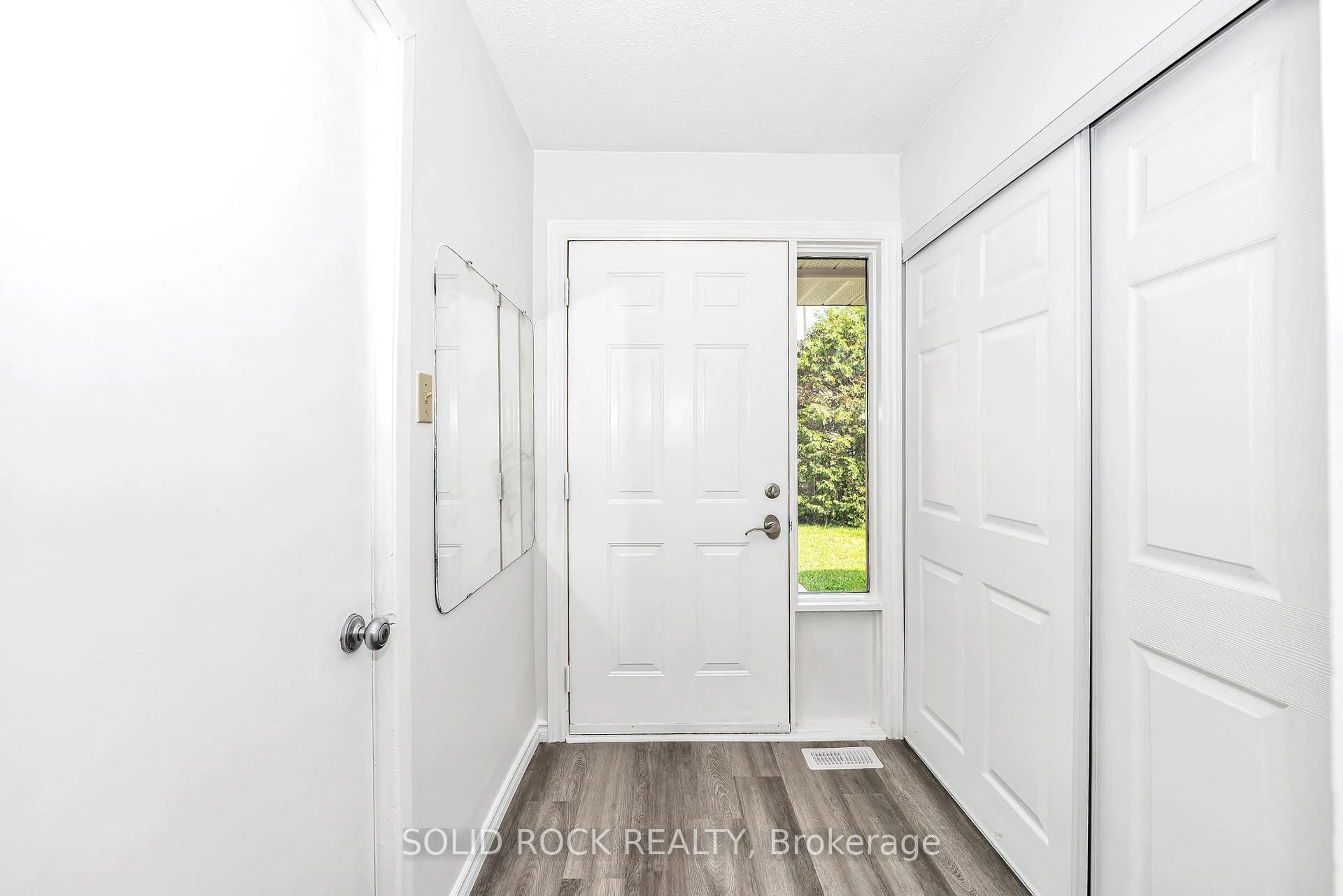 Indoor entryway for 348 Monica Cres, Orleans Ontario K1E 3N5