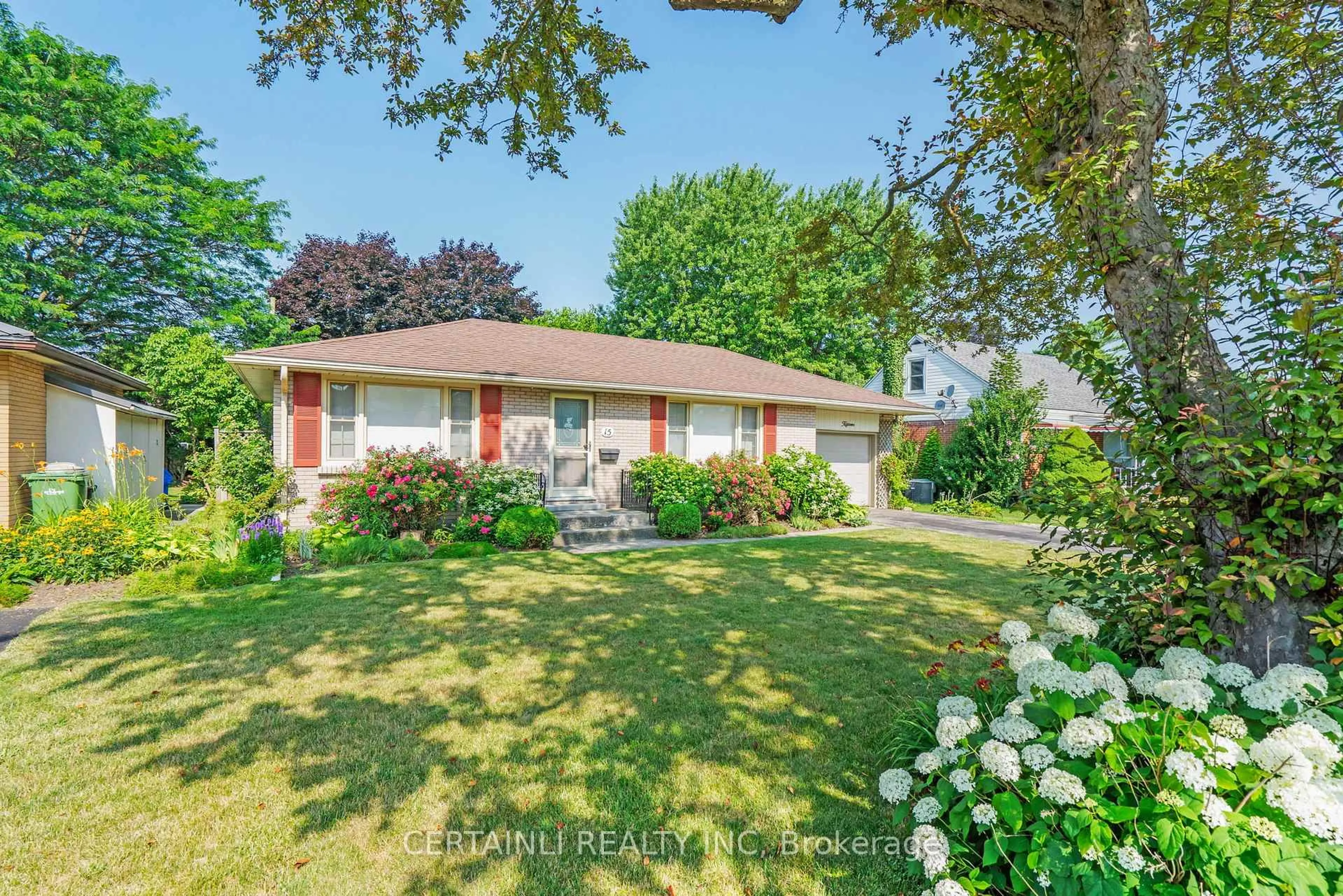 A pic from outside/outdoor area/front of a property/back of a property/a pic from drone, street for 15 Hepburn Ave, St. Thomas Ontario N5R 4J4