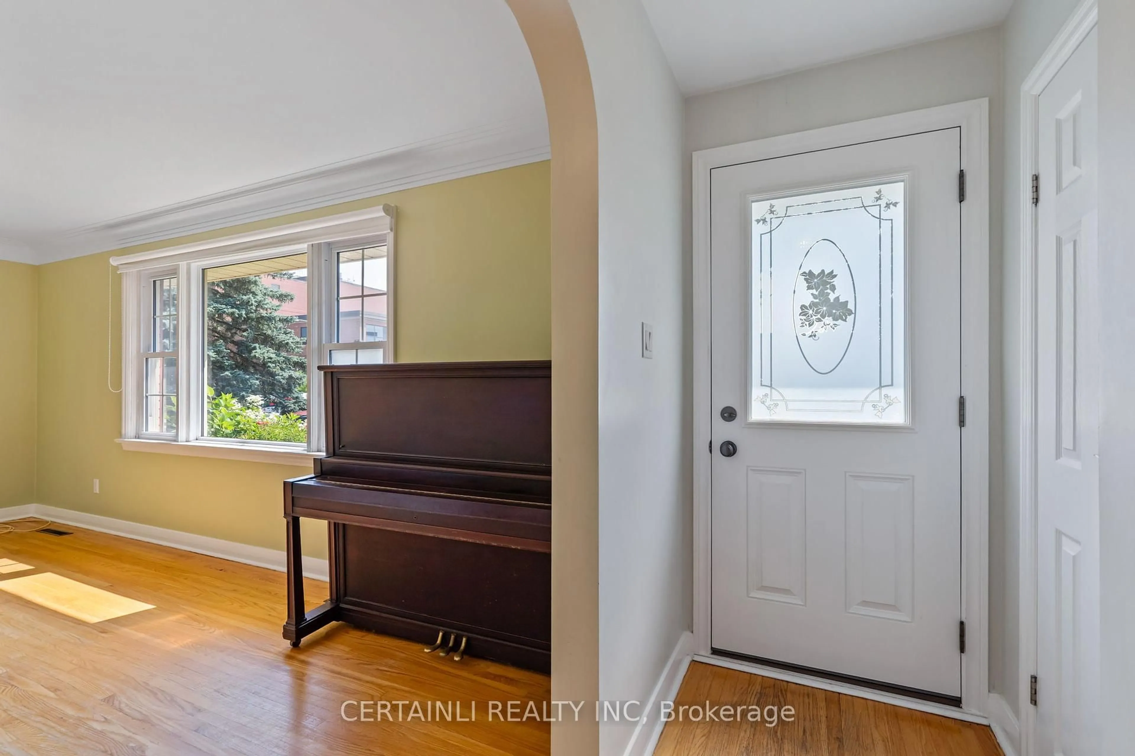 Indoor entryway for 15 Hepburn Ave, St. Thomas Ontario N5R 4J4