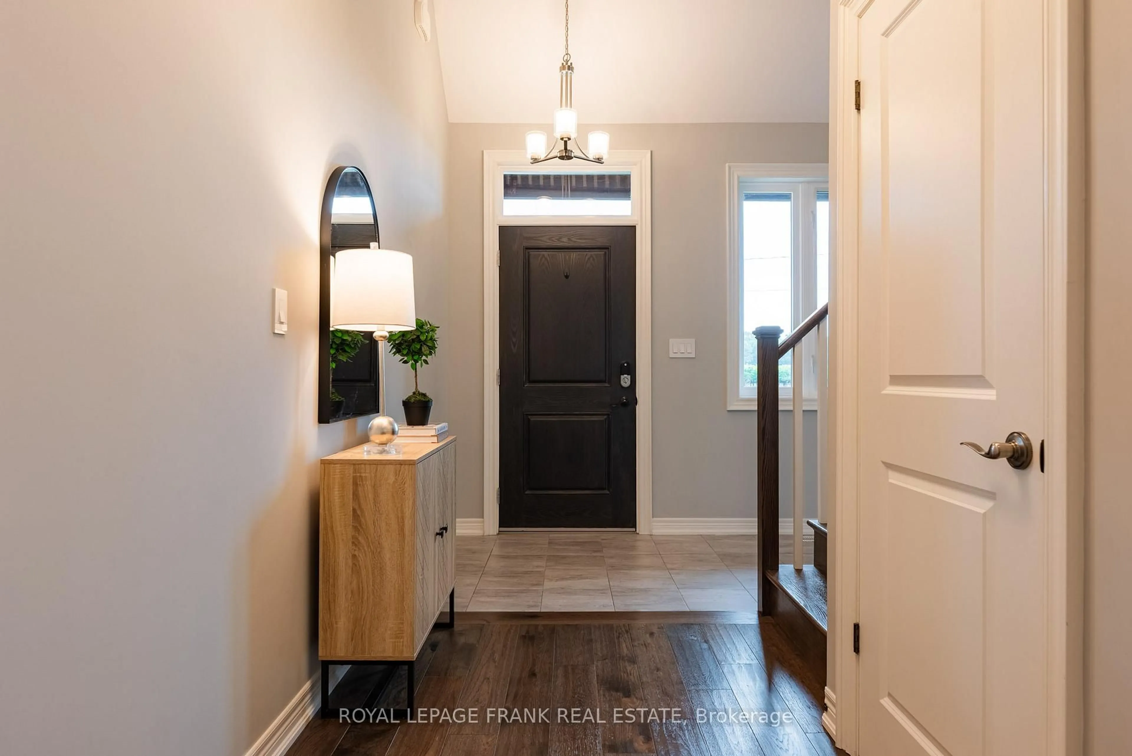 Indoor entryway for 4098 Twenty Third St, Lincoln Ontario L0R 2C0