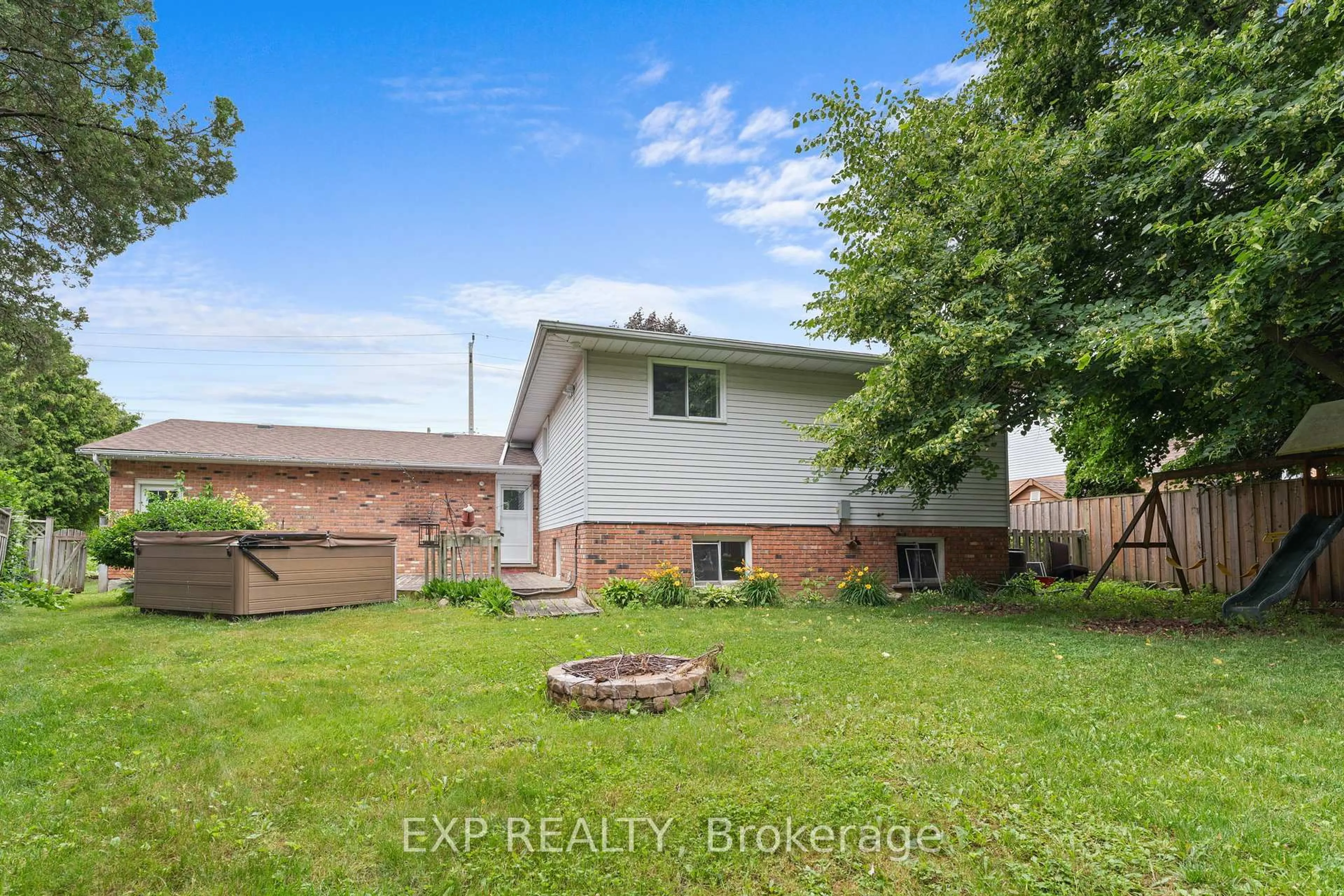 A pic from outside/outdoor area/front of a property/back of a property/a pic from drone, unknown for 121 TollGate Rd, Brantford Ontario N3R 4Z9
