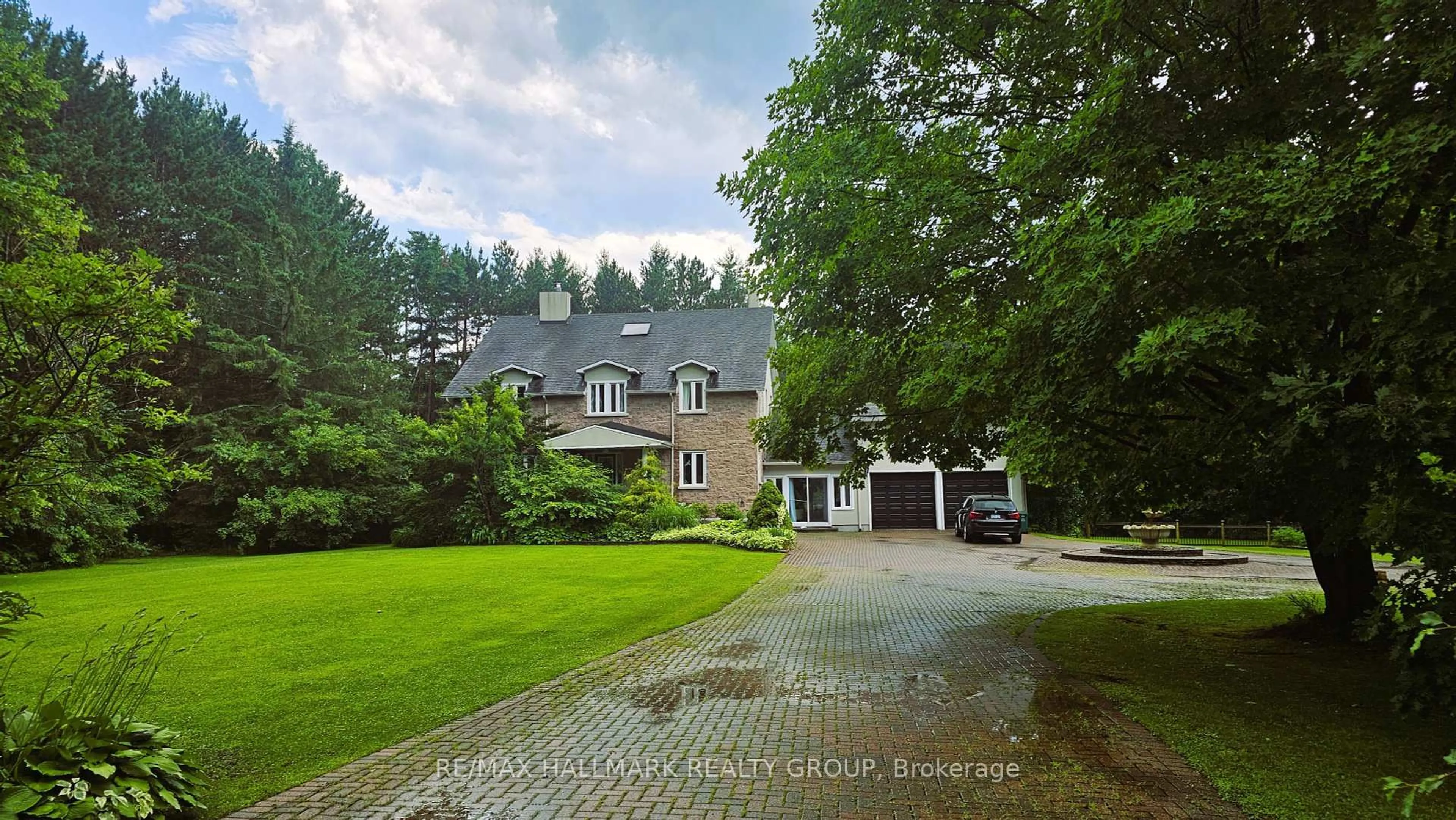 A pic from outside/outdoor area/front of a property/back of a property/a pic from drone, street for 1390 Lough Dr, Ottawa Ontario K4C 1A9