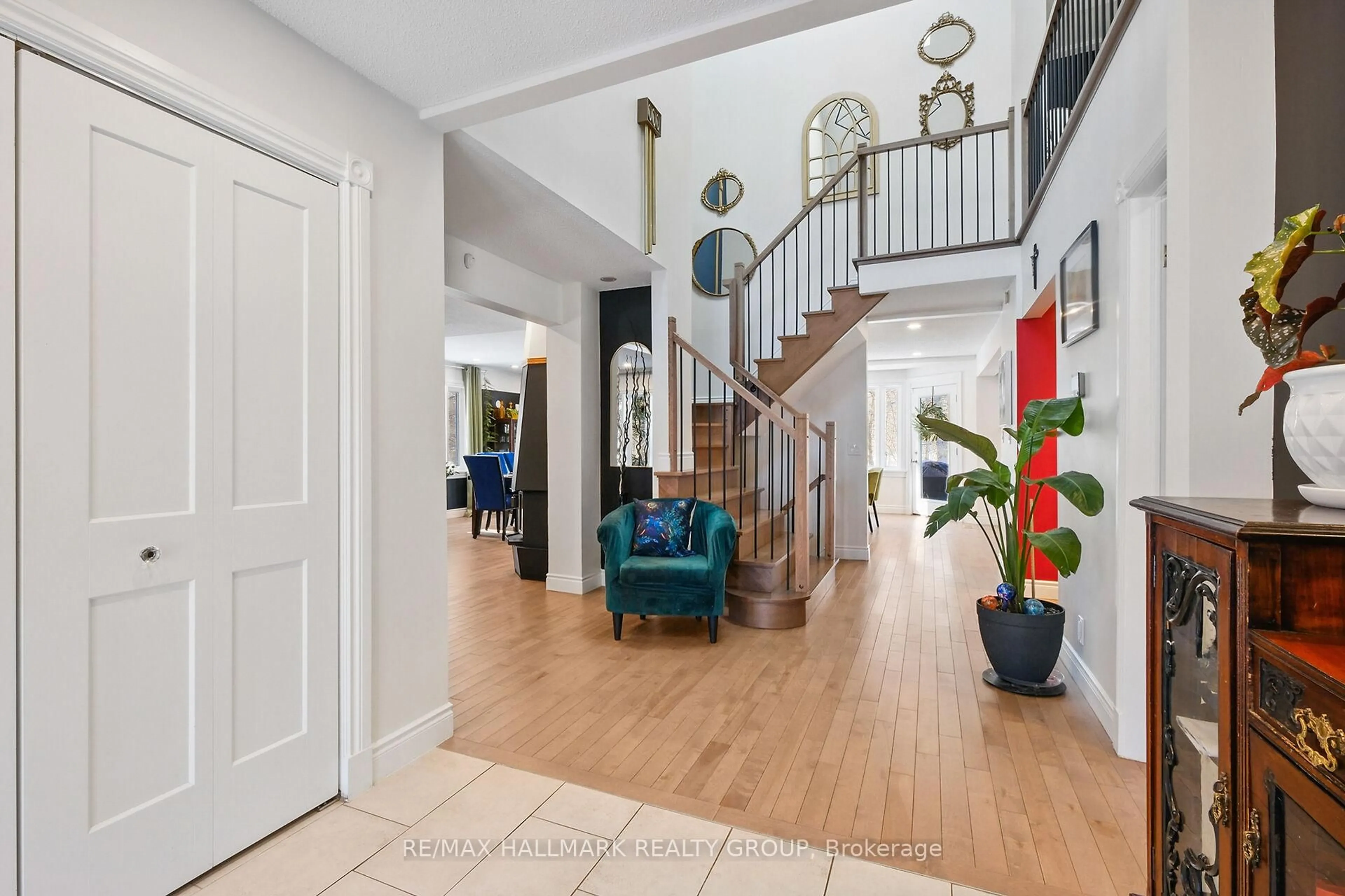 Indoor entryway for 1390 Lough Dr, Ottawa Ontario K4C 1A9