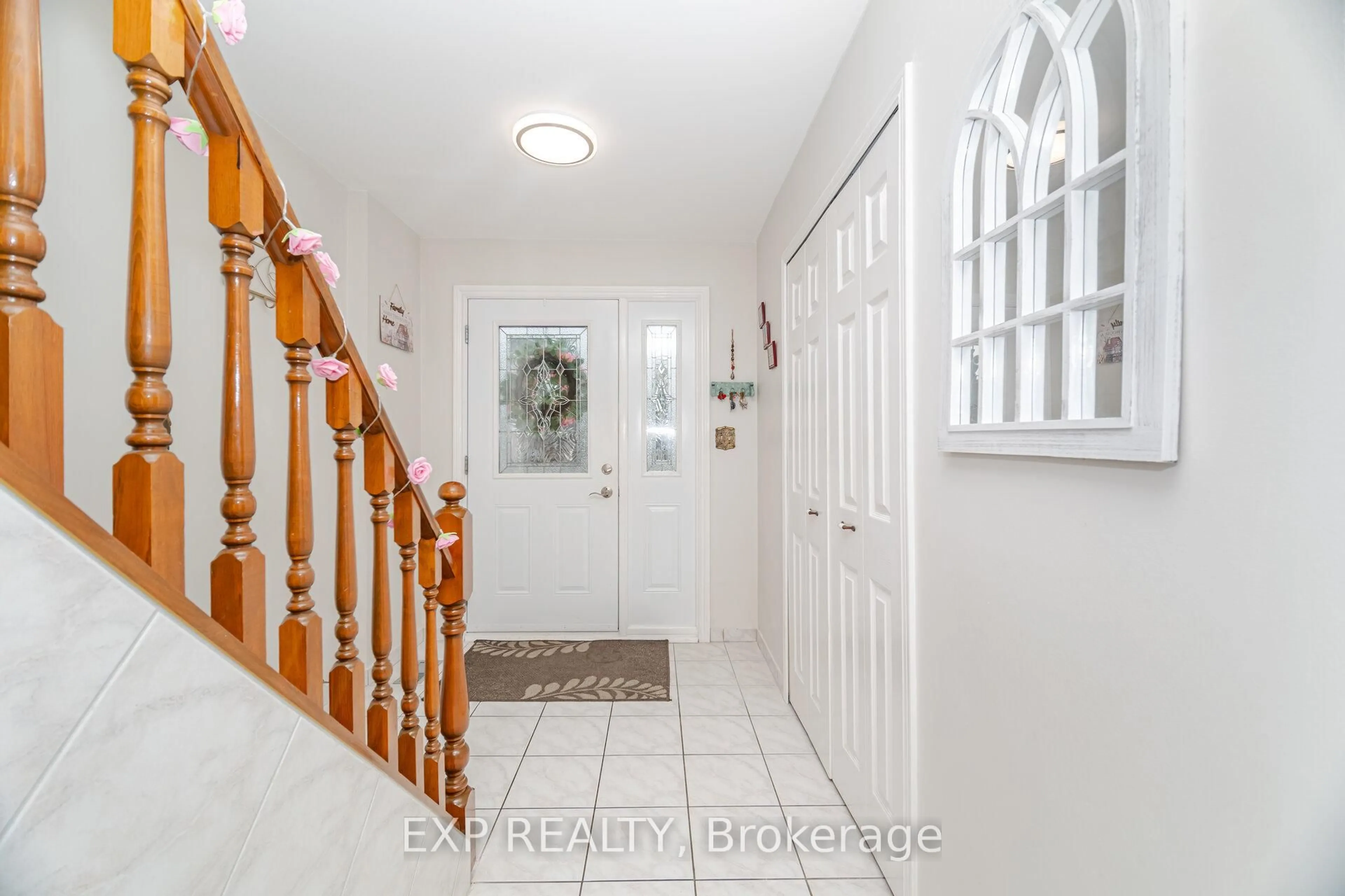 Indoor entryway for 726 LIMERIDGE Rd, Hamilton Ontario L8W 1A3