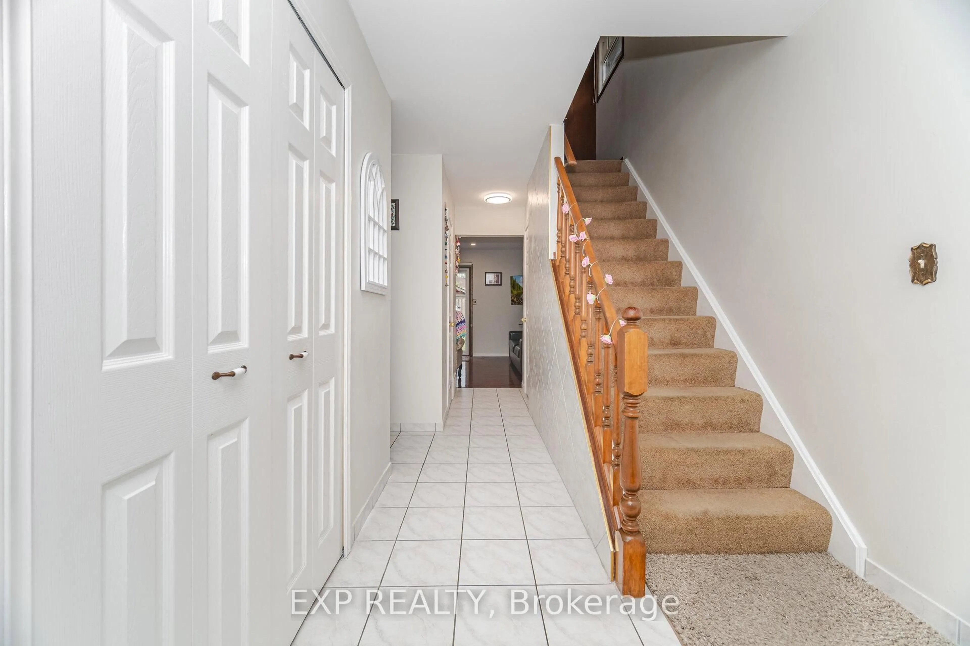 Indoor entryway for 726 LIMERIDGE Rd, Hamilton Ontario L8W 1A3