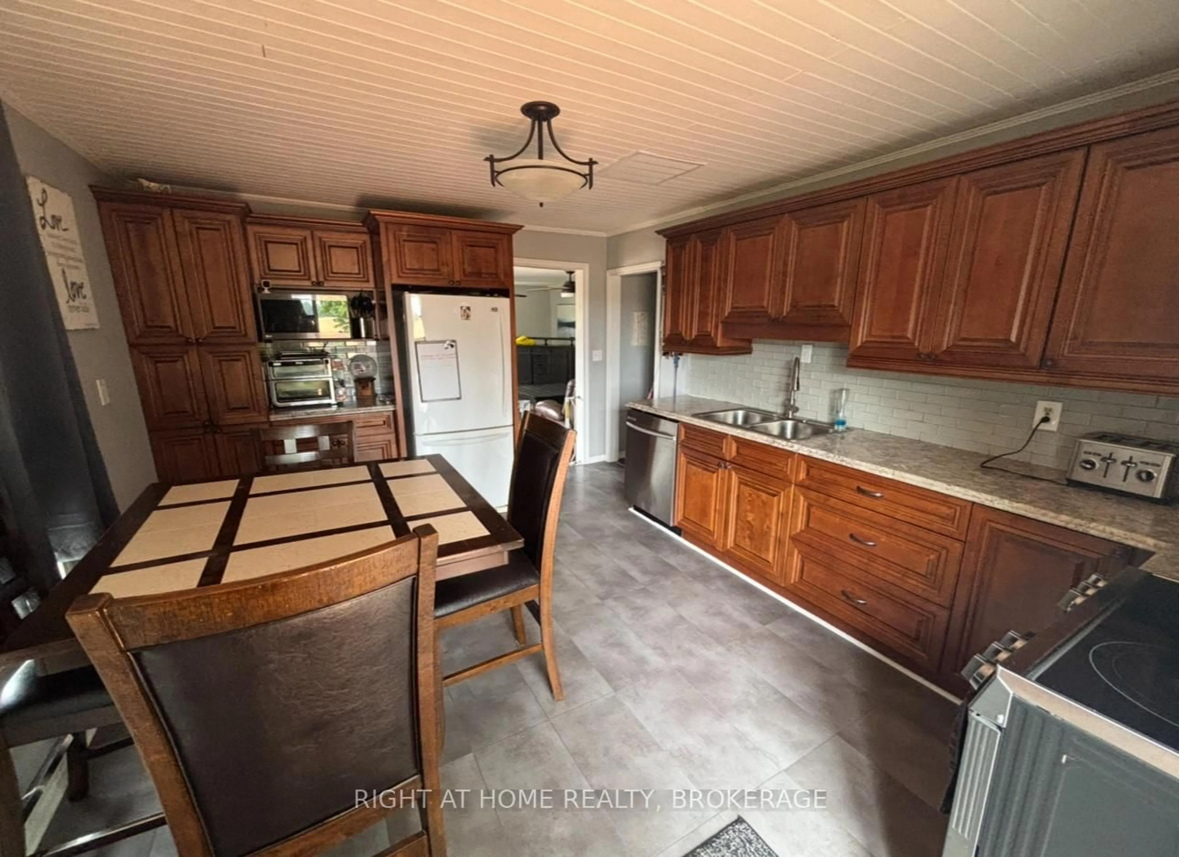 Standard kitchen, unknown for 720 Webber Rd, Pelham Ontario L0S 1C0