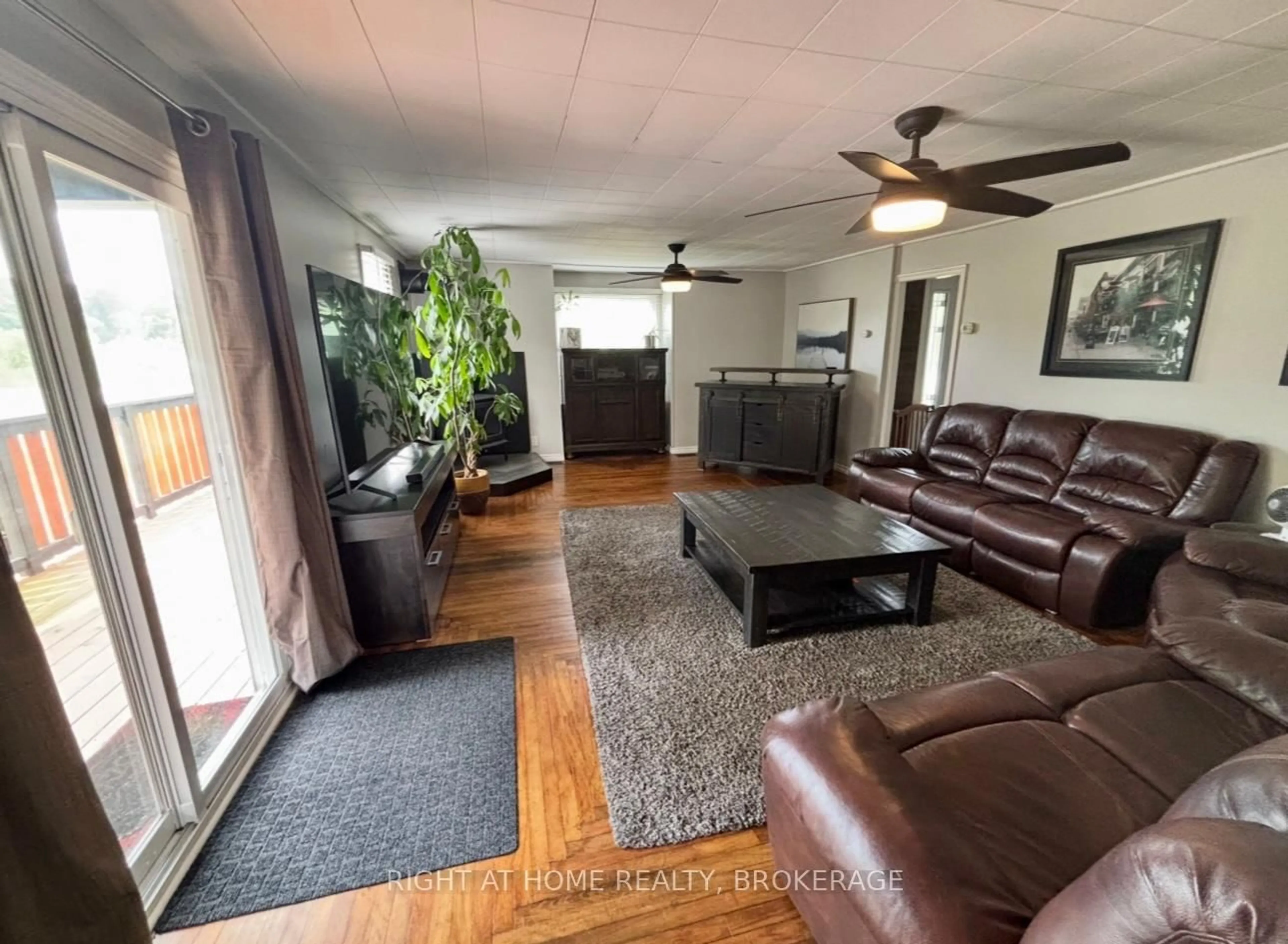 Living room with furniture, wood/laminate floor for 720 Webber Rd, Pelham Ontario L0S 1C0