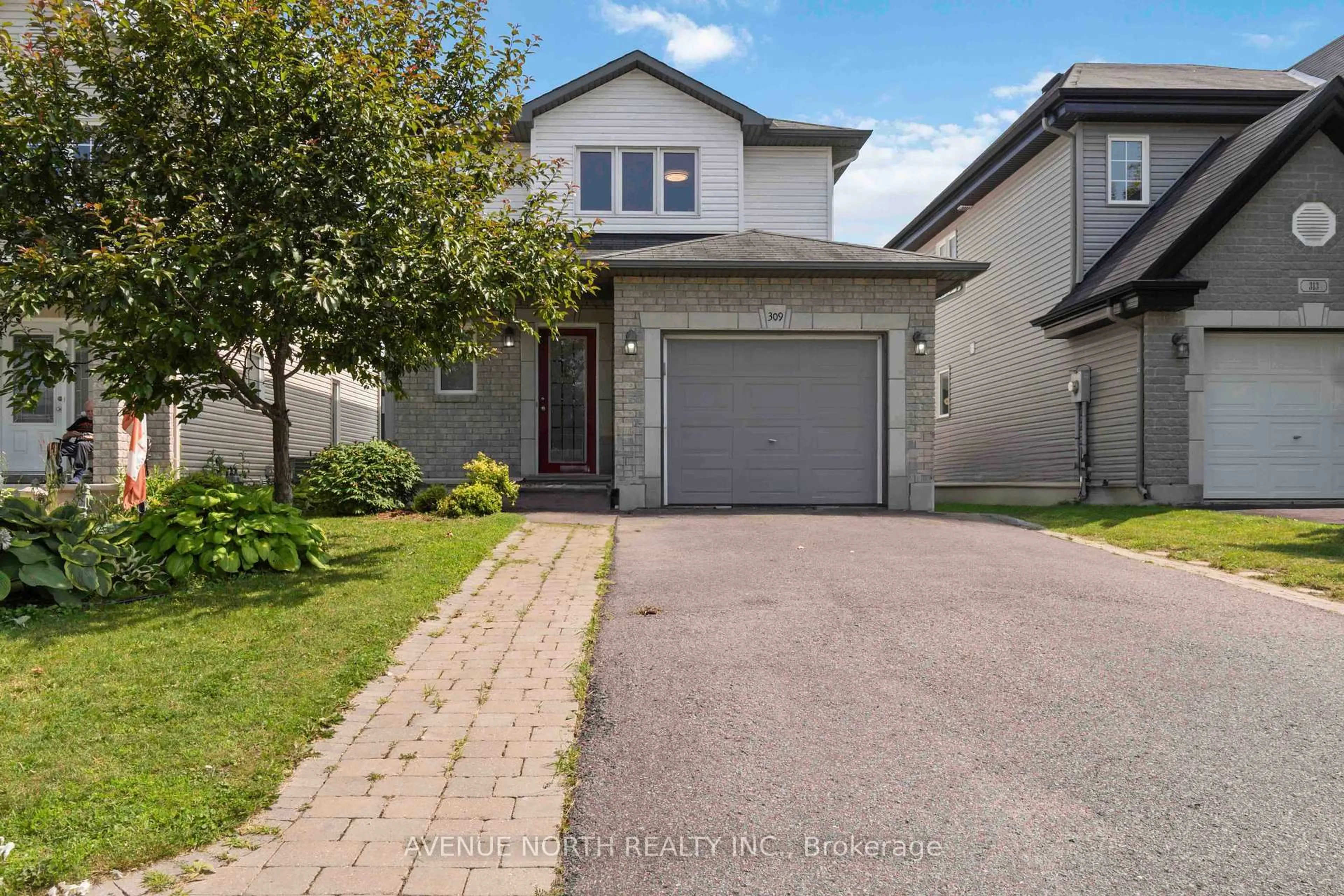 A pic from outside/outdoor area/front of a property/back of a property/a pic from drone, street for 309 Mercury St, Clarence-Rockland Ontario K4K 0G6