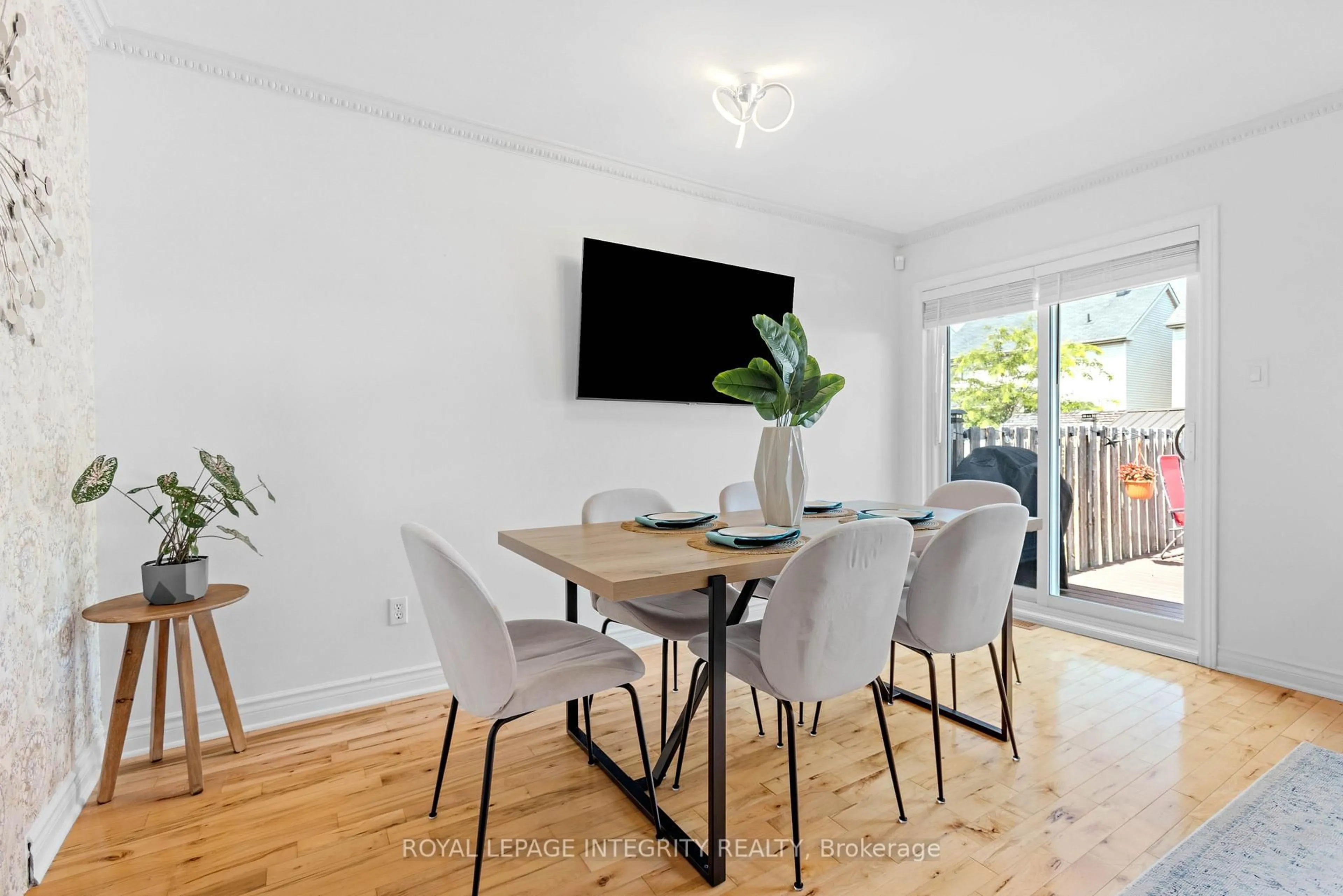 Dining room, wood/laminate floor for 11 DAVENTRY Cres, Ottawa Ontario K2J 4N5
