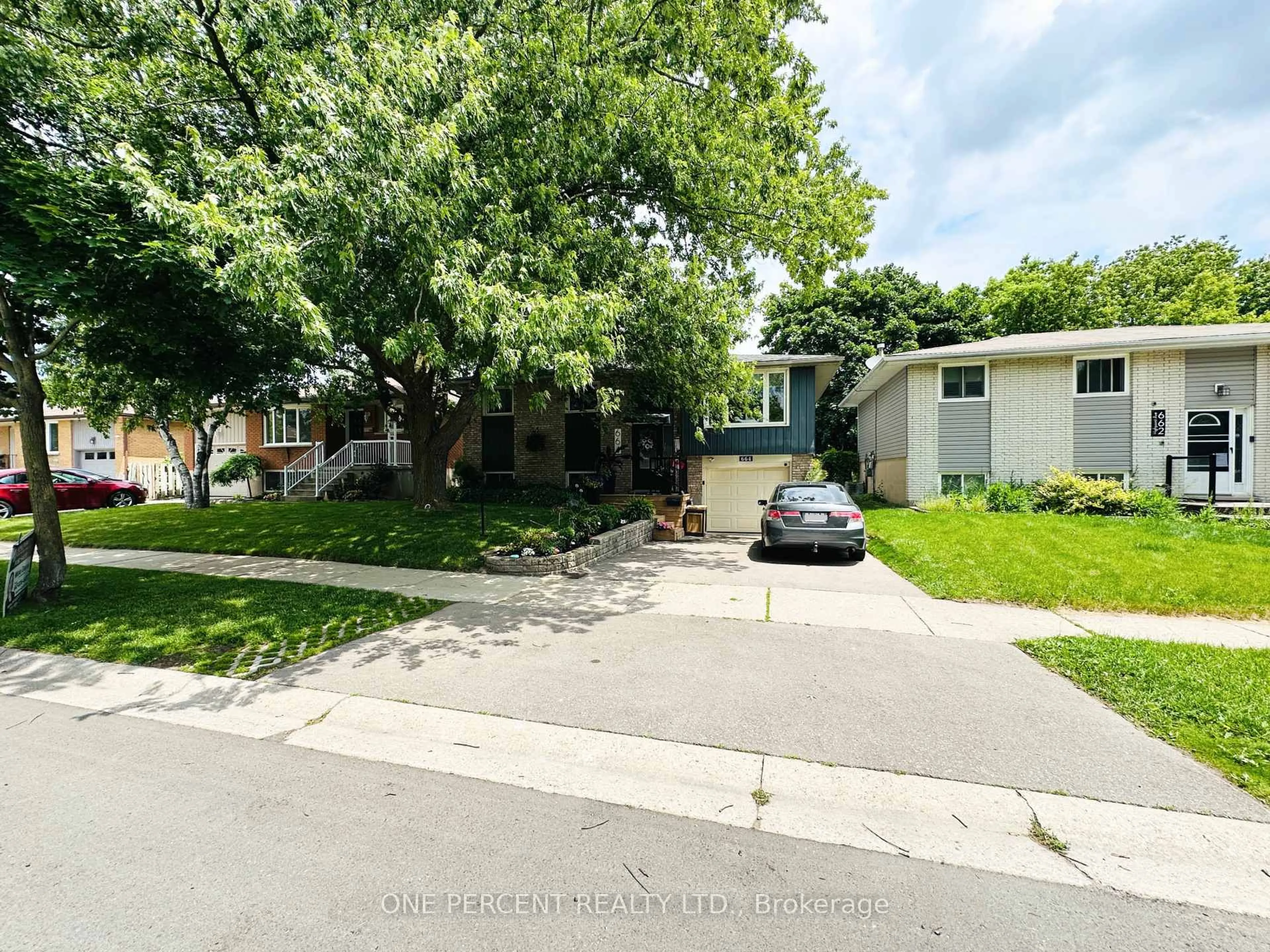 A pic from outside/outdoor area/front of a property/back of a property/a pic from drone, street for 664 Highpoint Ave, Waterloo Ontario N2L 4Z5