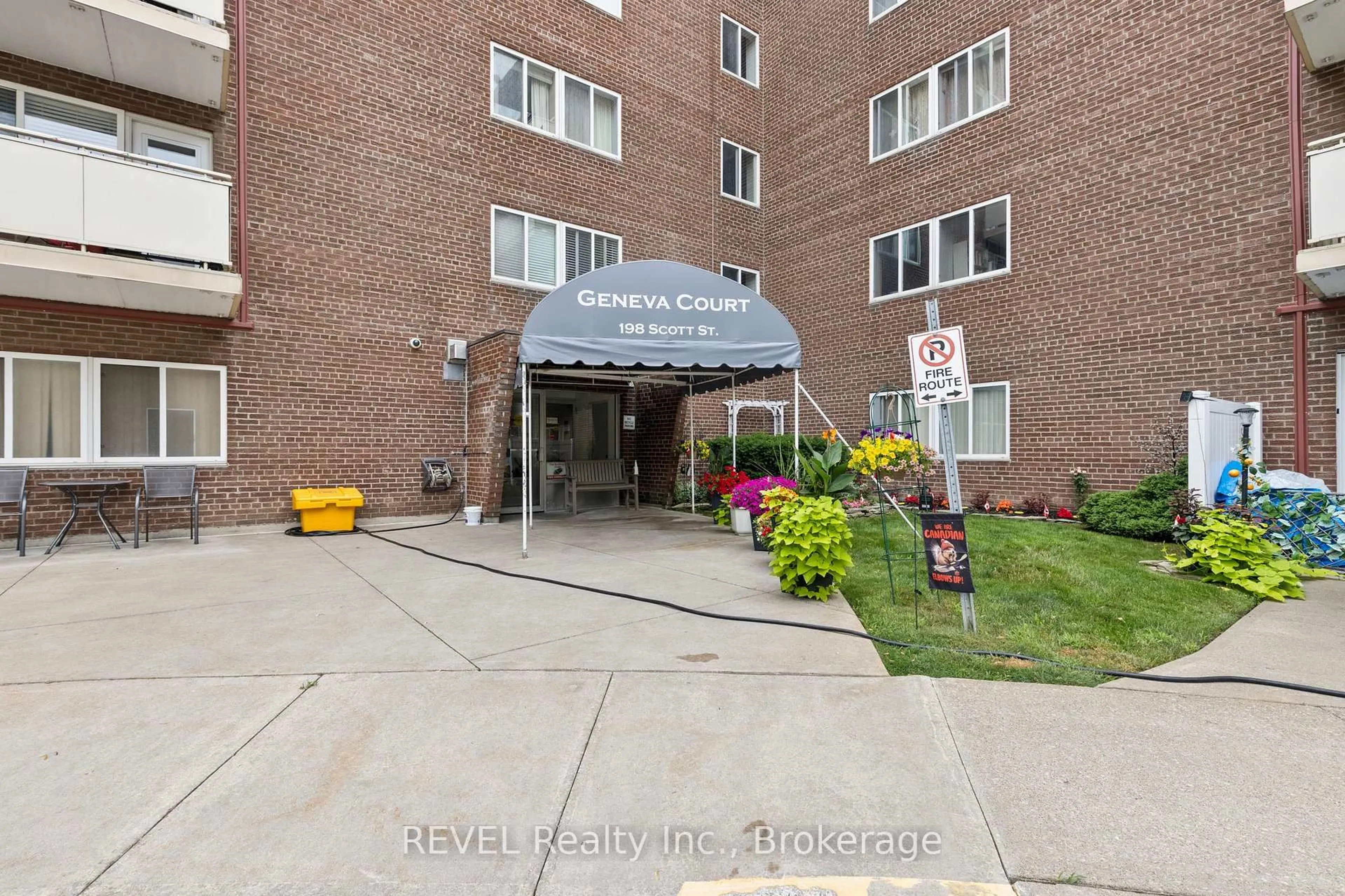 Indoor foyer for 198 SCOTT St #317, St. Catharines Ontario L2N 5T3
