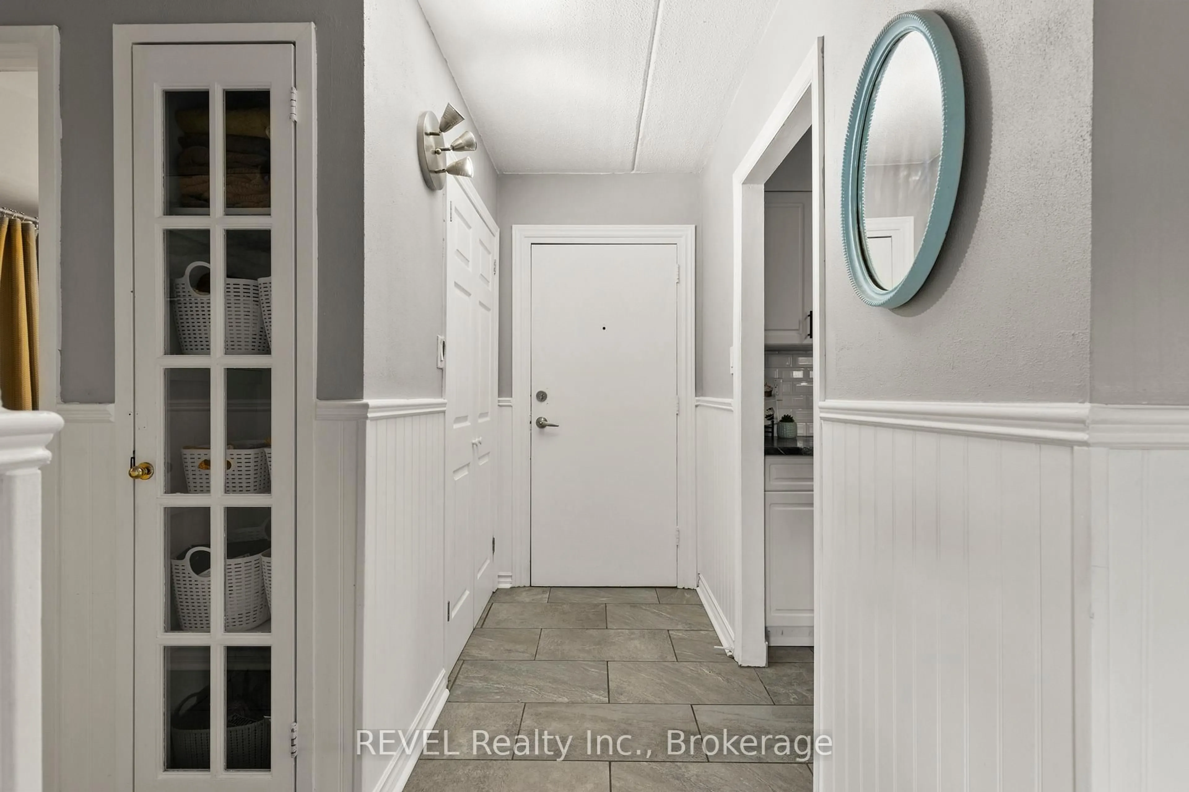 Indoor entryway for 198 SCOTT St #317, St. Catharines Ontario L2N 5T3