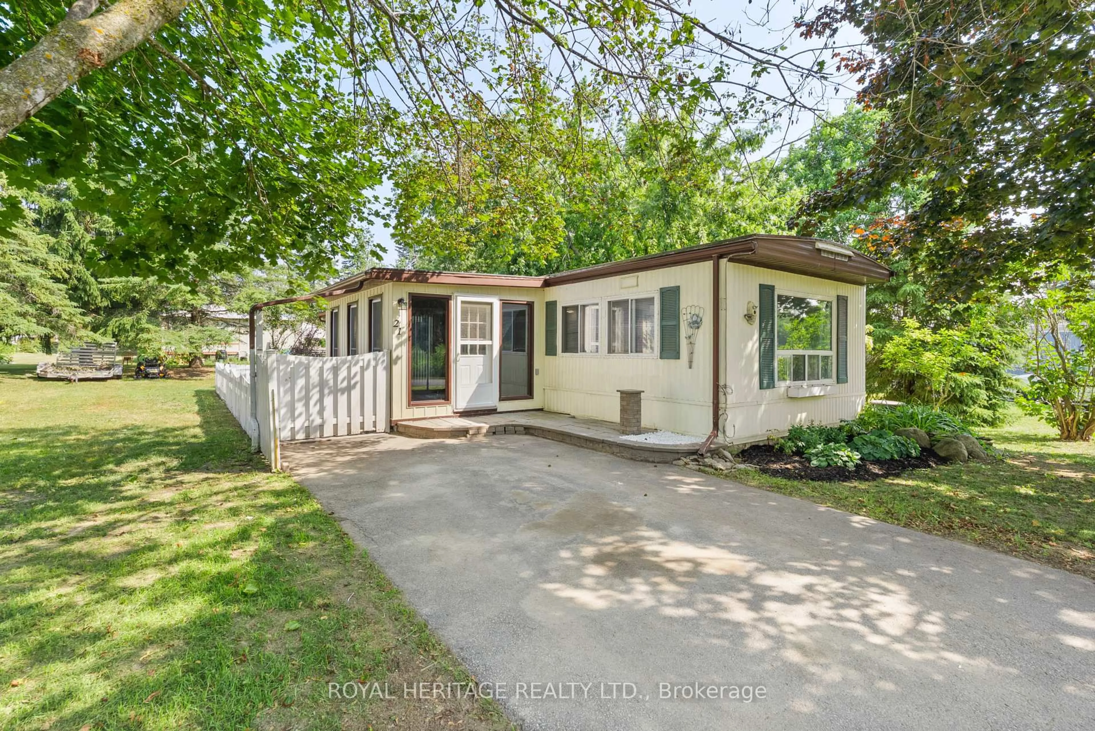 Home with vinyl exterior material, street for 21 Macal Dr, Kawartha Lakes Ontario K9V 4R3