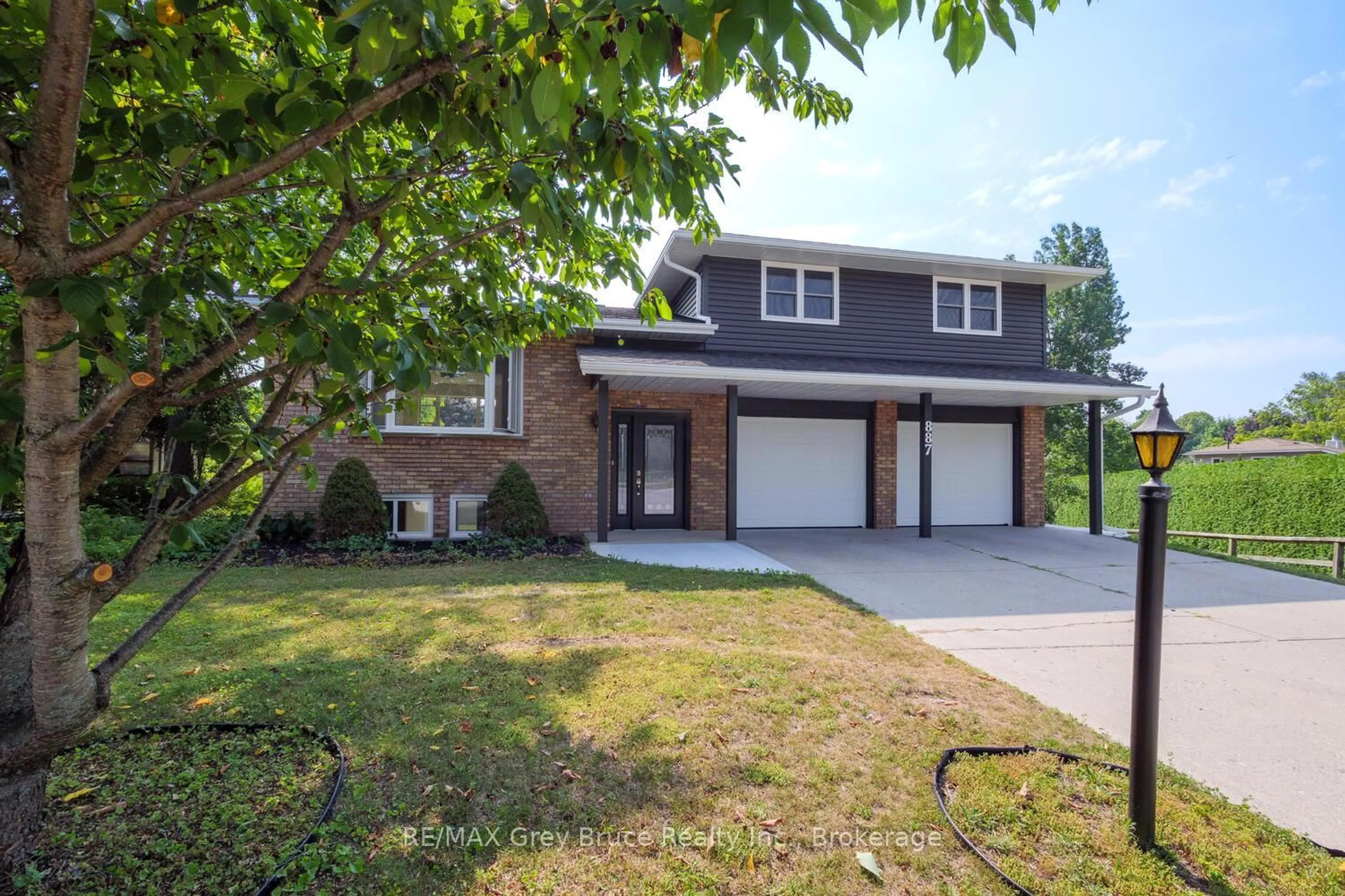 Home with vinyl exterior material, street for 887 nodwell Crt, Saugeen Shores Ontario N0H 2C4