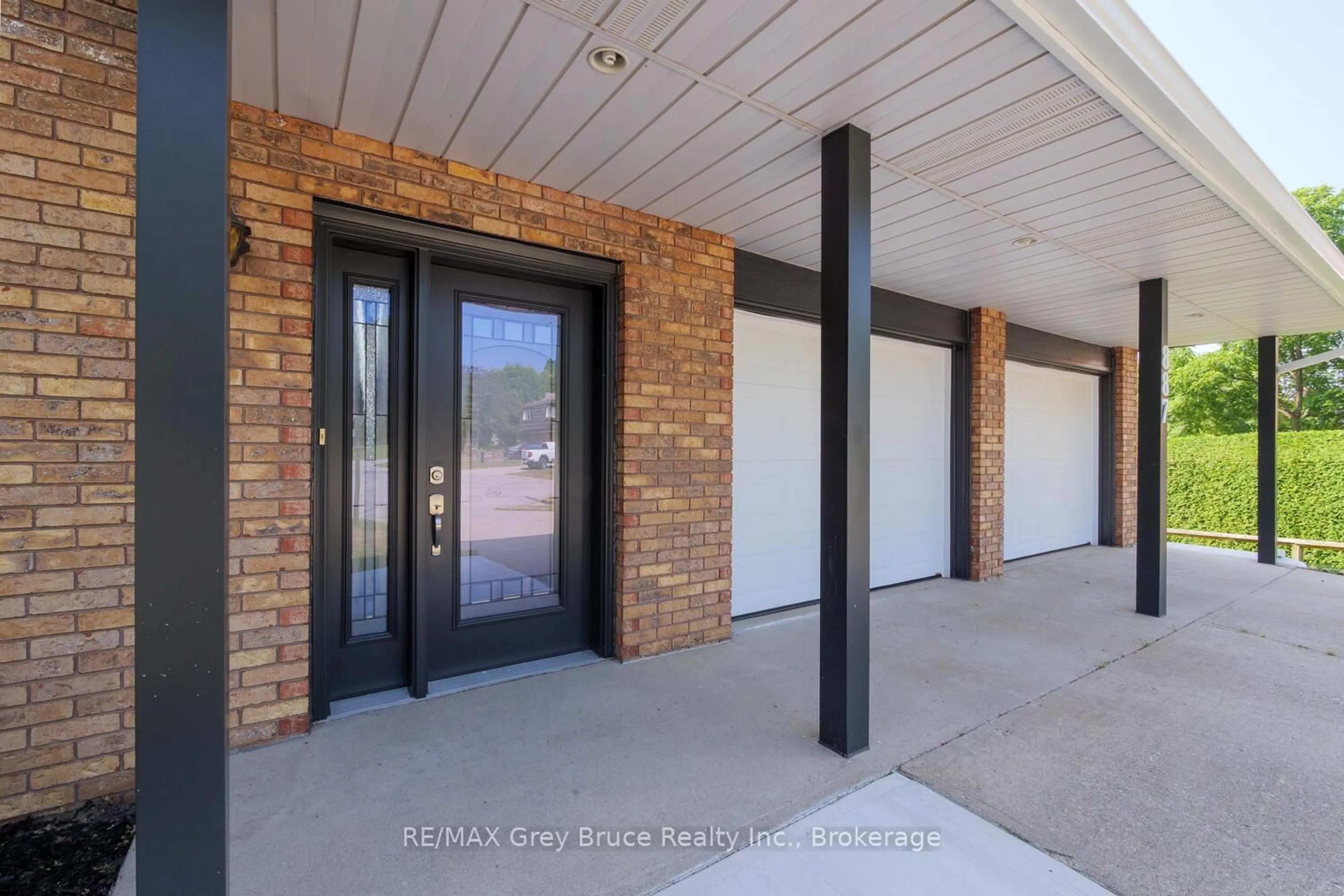 Indoor foyer for 887 nodwell Crt, Saugeen Shores Ontario N0H 2C4
