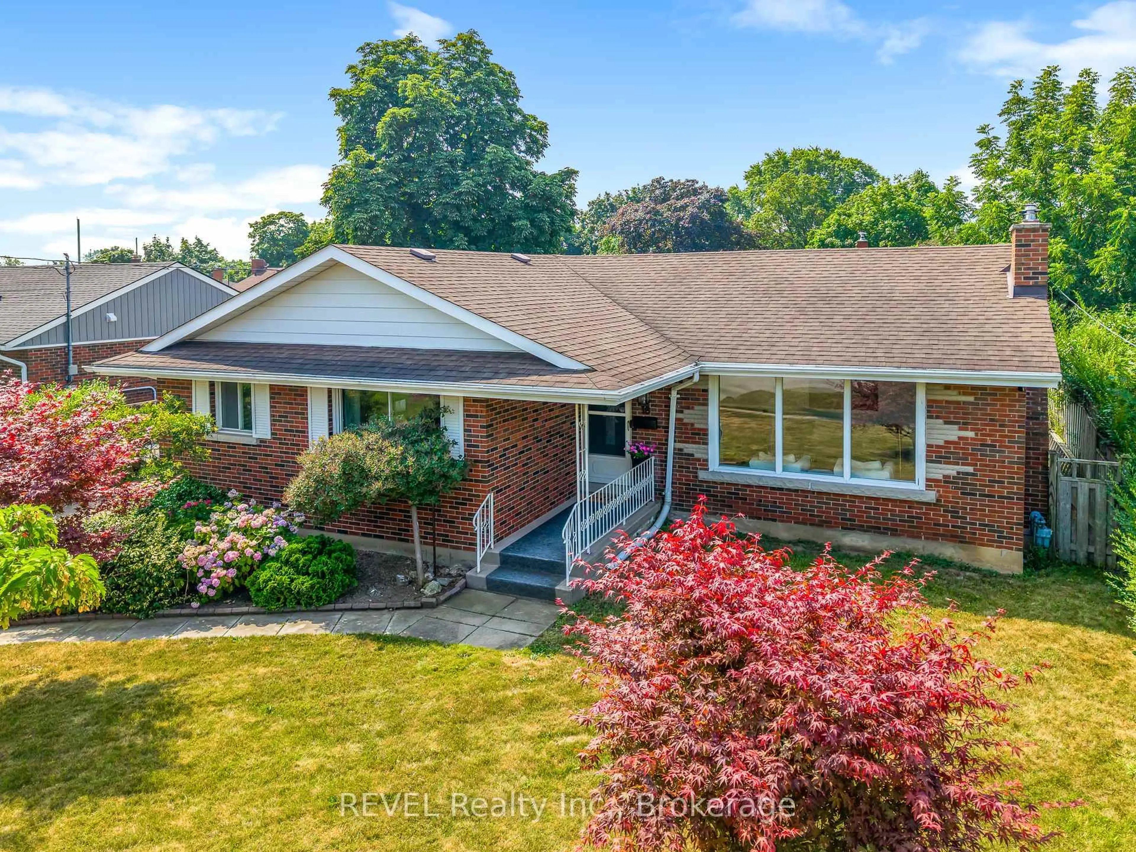A pic from outside/outdoor area/front of a property/back of a property/a pic from drone, unknown for 18 Broadmore Ave, St. Catharines Ontario L2M 6A5