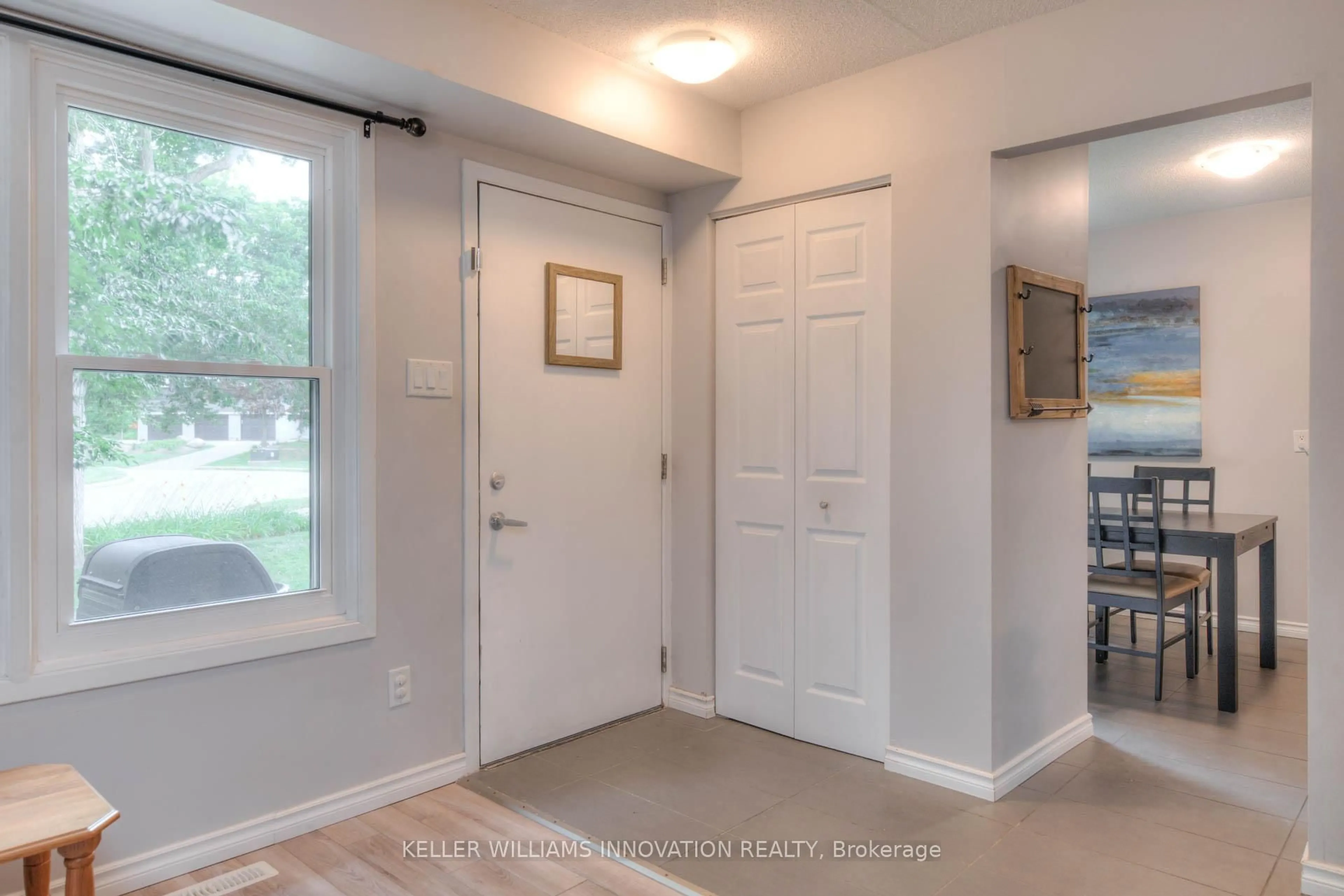 Indoor entryway for 513 Quiet Pl #2, Waterloo Ontario N2L 5L6