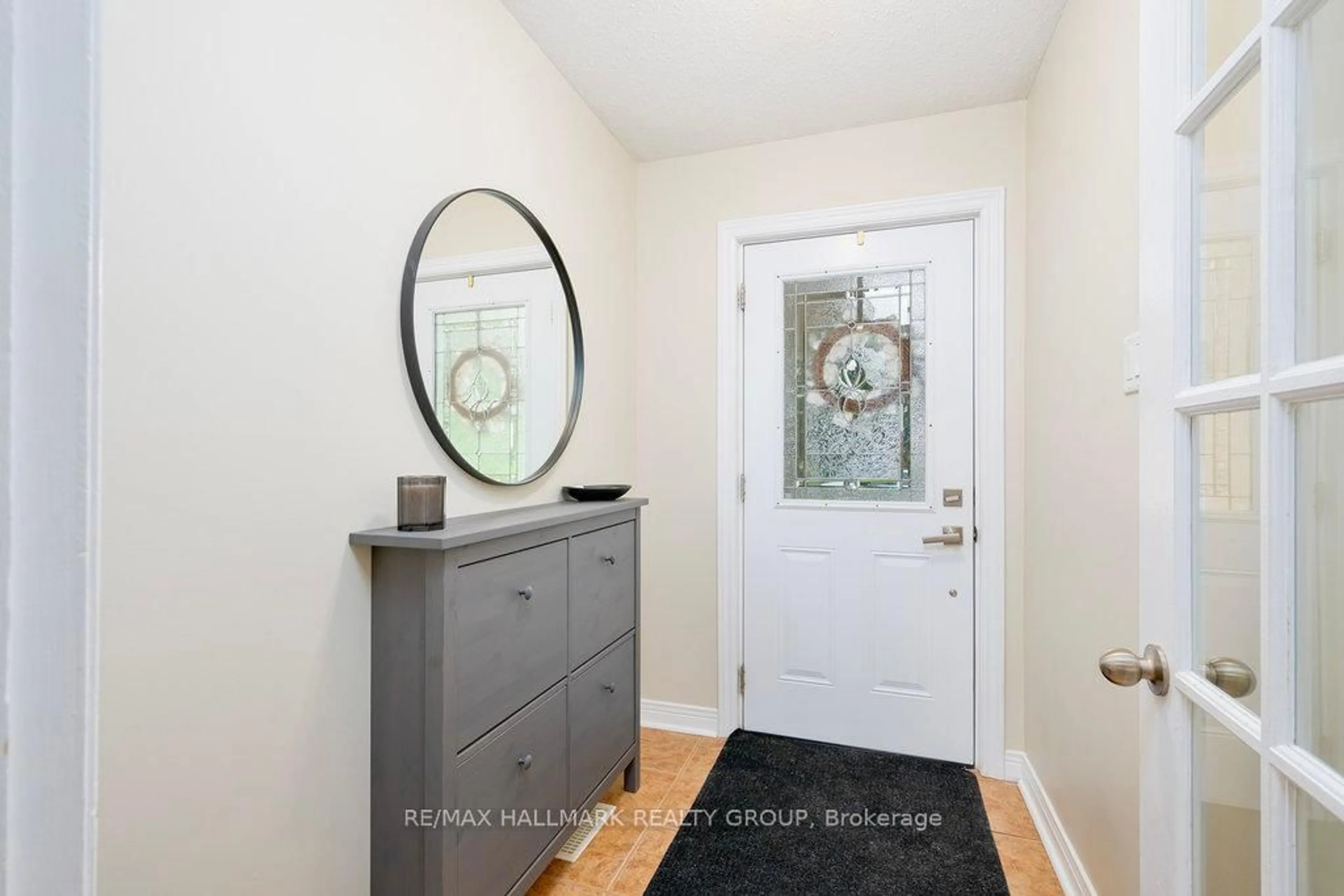 Indoor entryway for 1656 Canemore Cres, Ottawa Ontario K4A 1S6