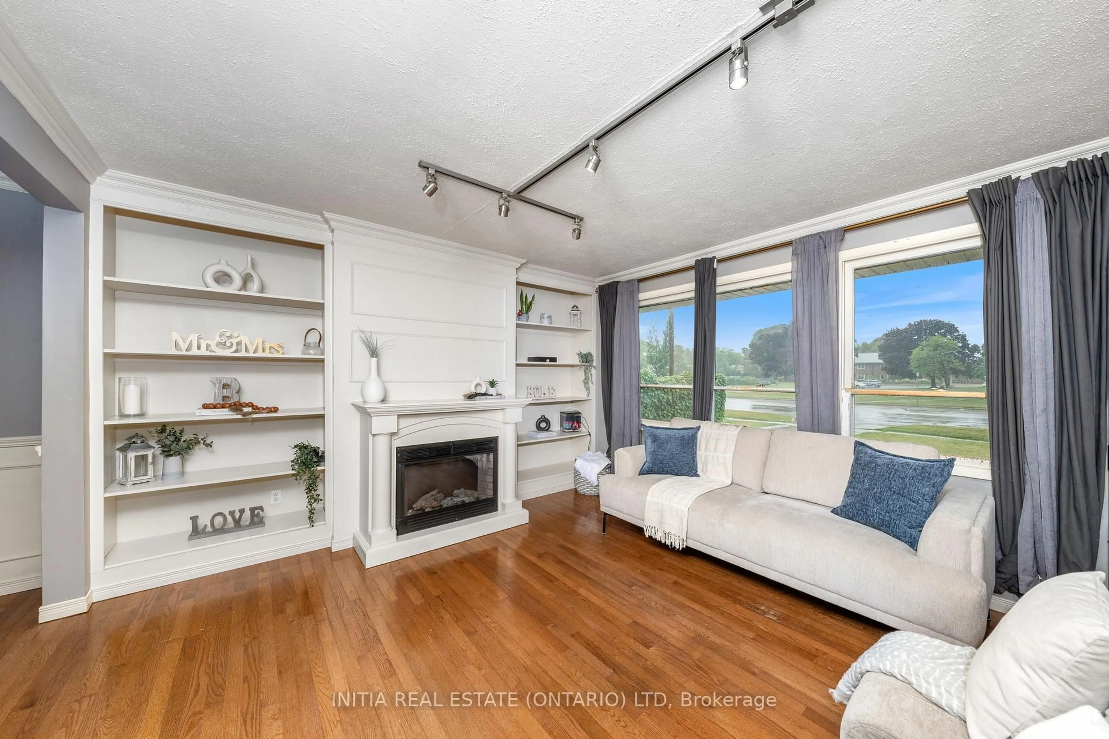Living room with furniture, wood/laminate floor for 711 Cathcart Blvd, Sarnia Ontario N7V 2N6