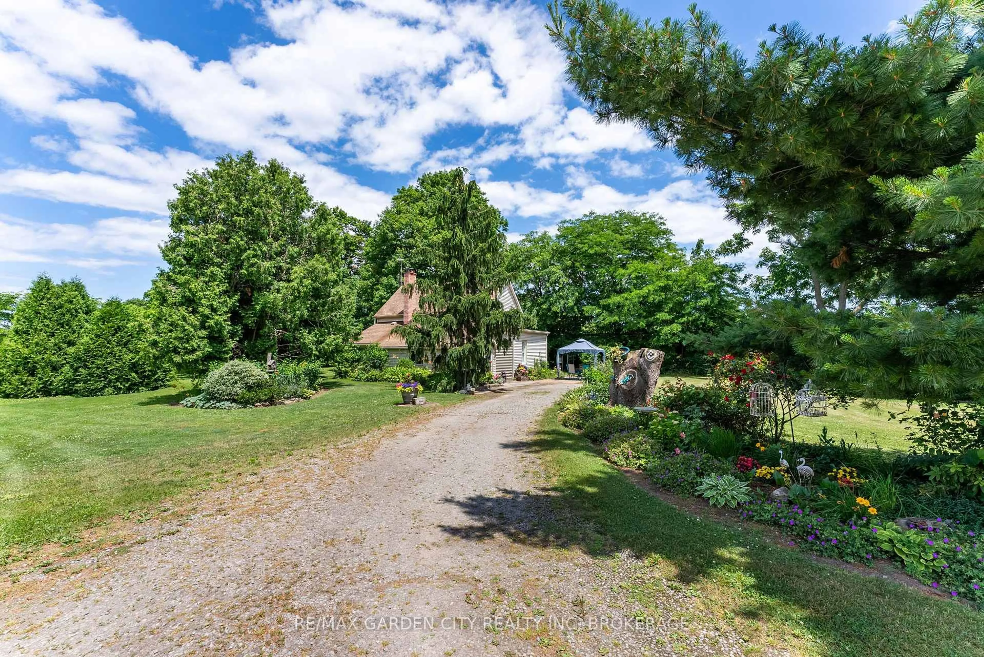 A pic from outside/outdoor area/front of a property/back of a property/a pic from drone, street for 5400 North Service Rd, Lincoln Ontario L0R 1B3