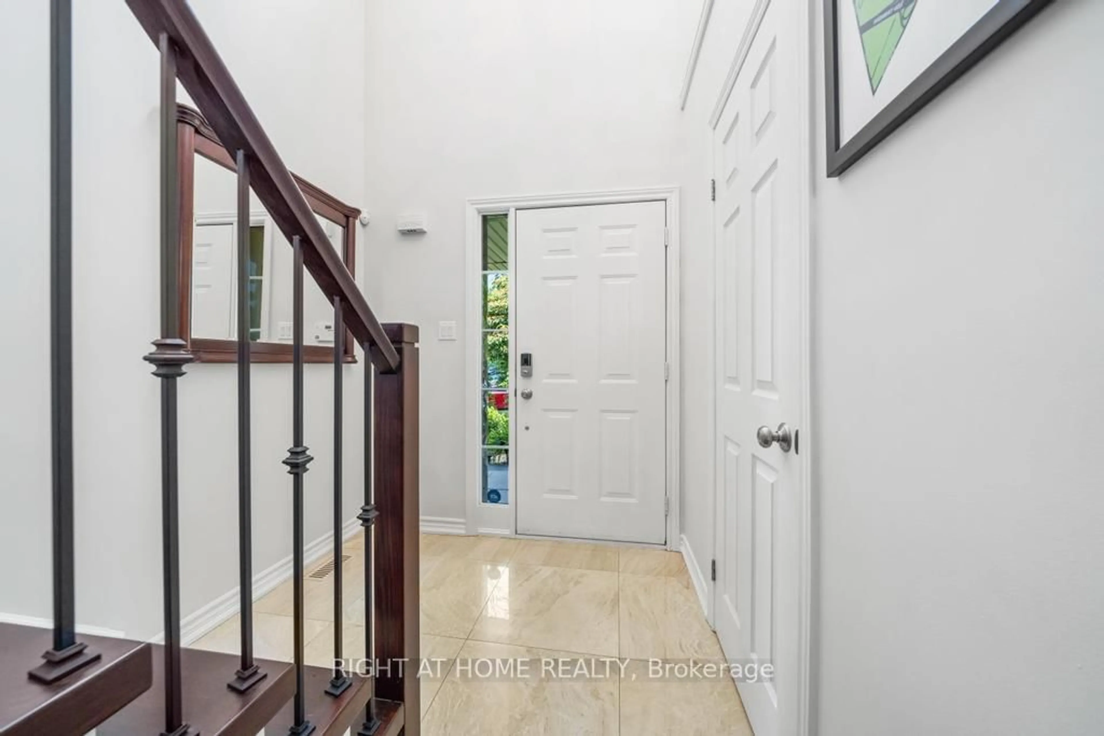 Indoor entryway for 12 Valridge Crt, Hamilton Ontario L9G 4Y5