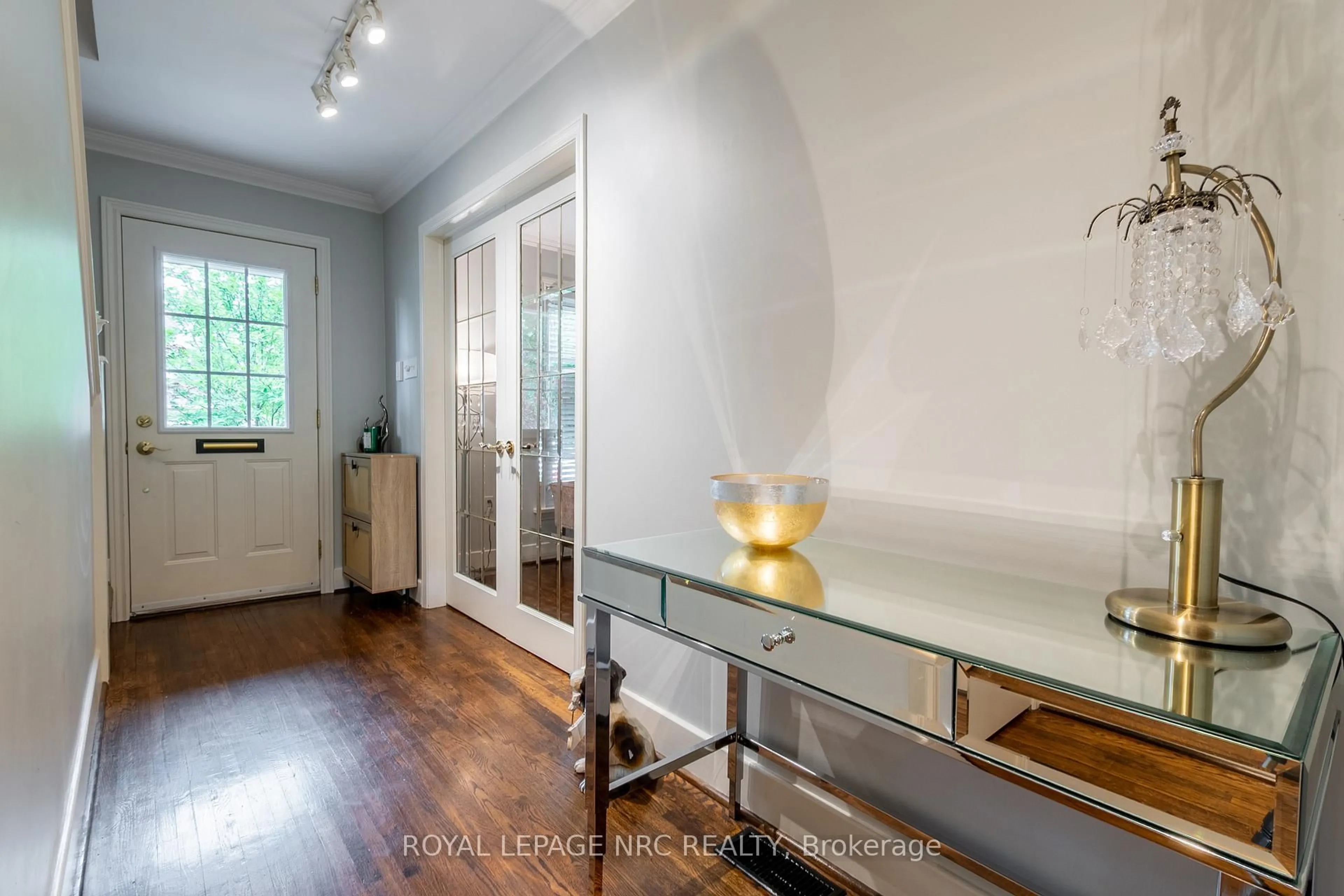 Indoor entryway for 67 Hillcrest Ave, St. Catharines Ontario L2R 4Y4