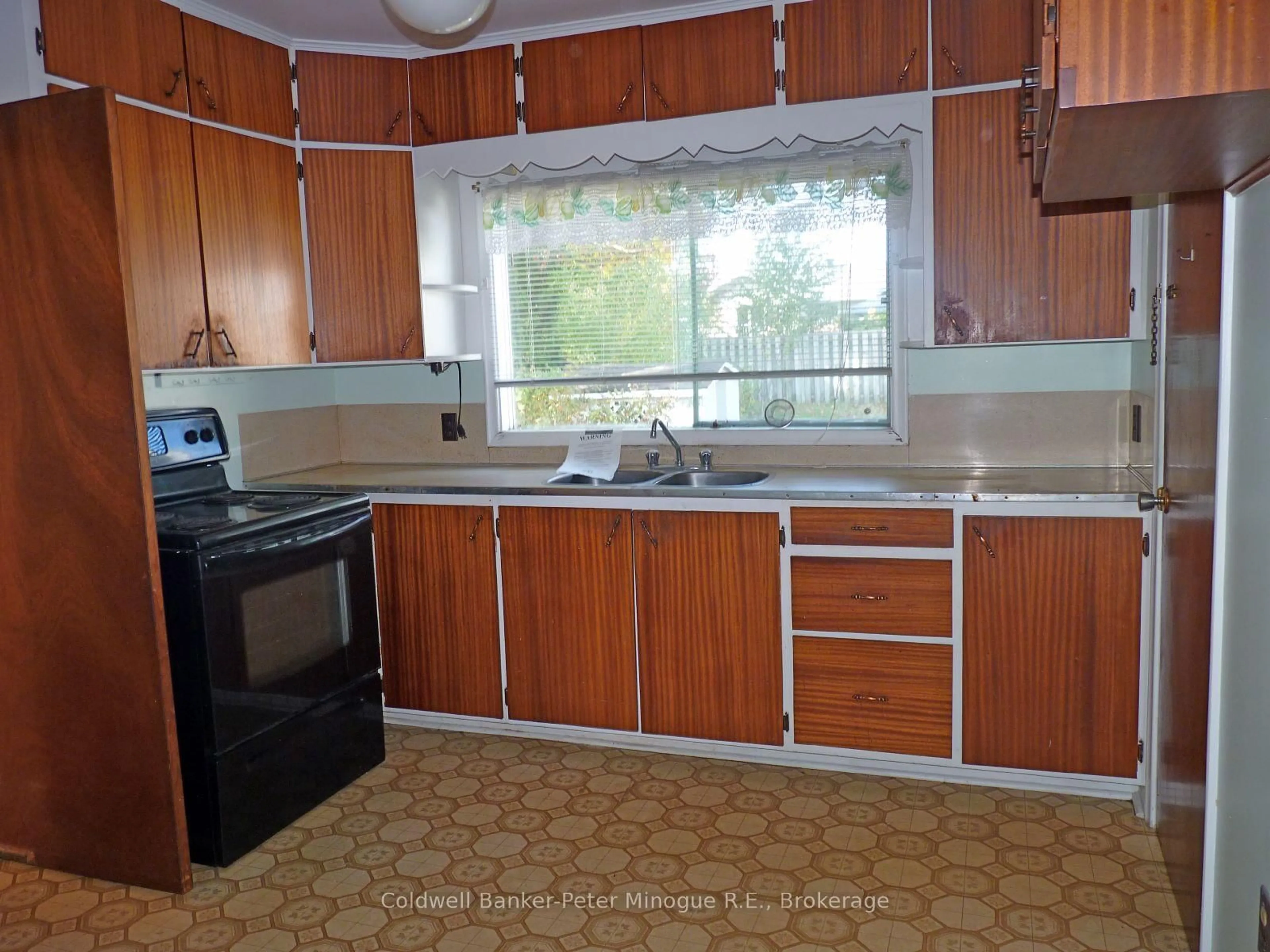 Standard kitchen, unknown for 419 Duke St, North Bay Ontario P1B 6E9