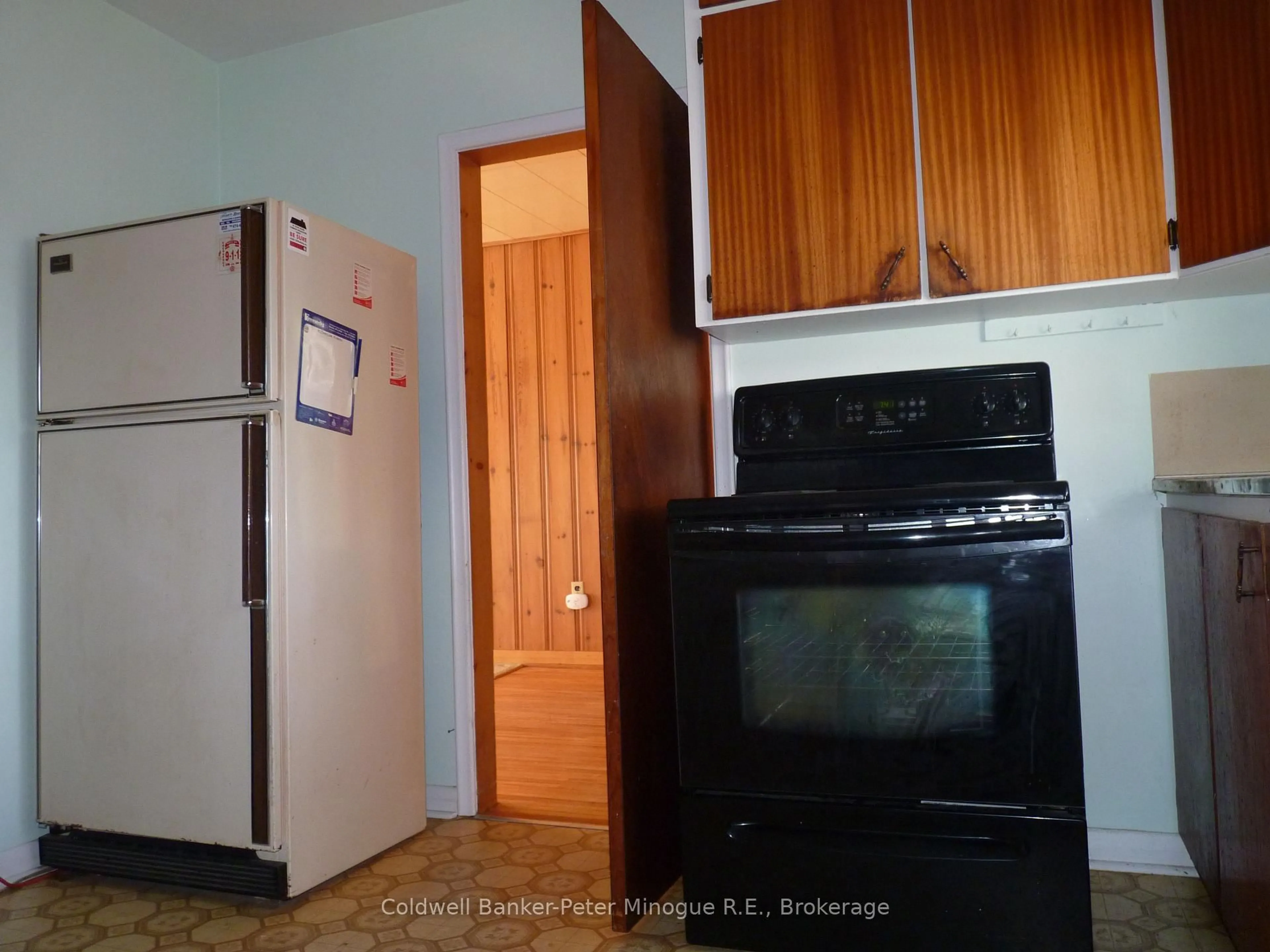 Standard kitchen, unknown for 419 Duke St, North Bay Ontario P1B 6E9