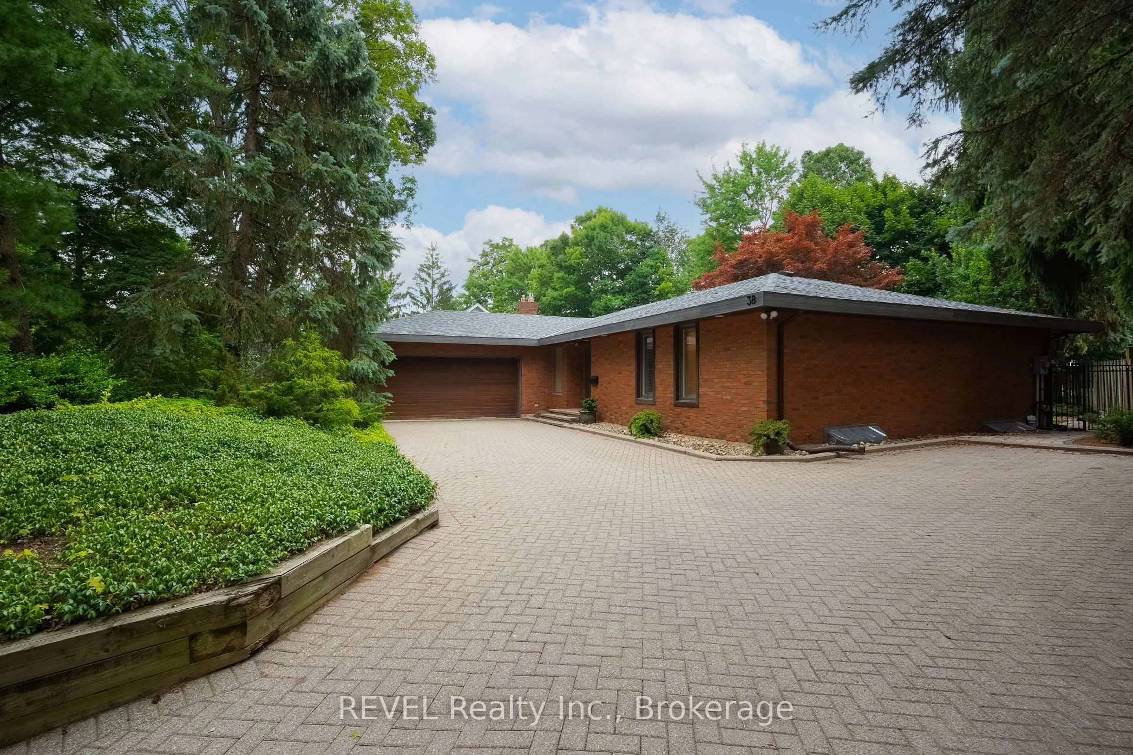 A pic from outside/outdoor area/front of a property/back of a property/a pic from drone, street for 38 Forest Hill Cres, Pelham Ontario L0S 1E1