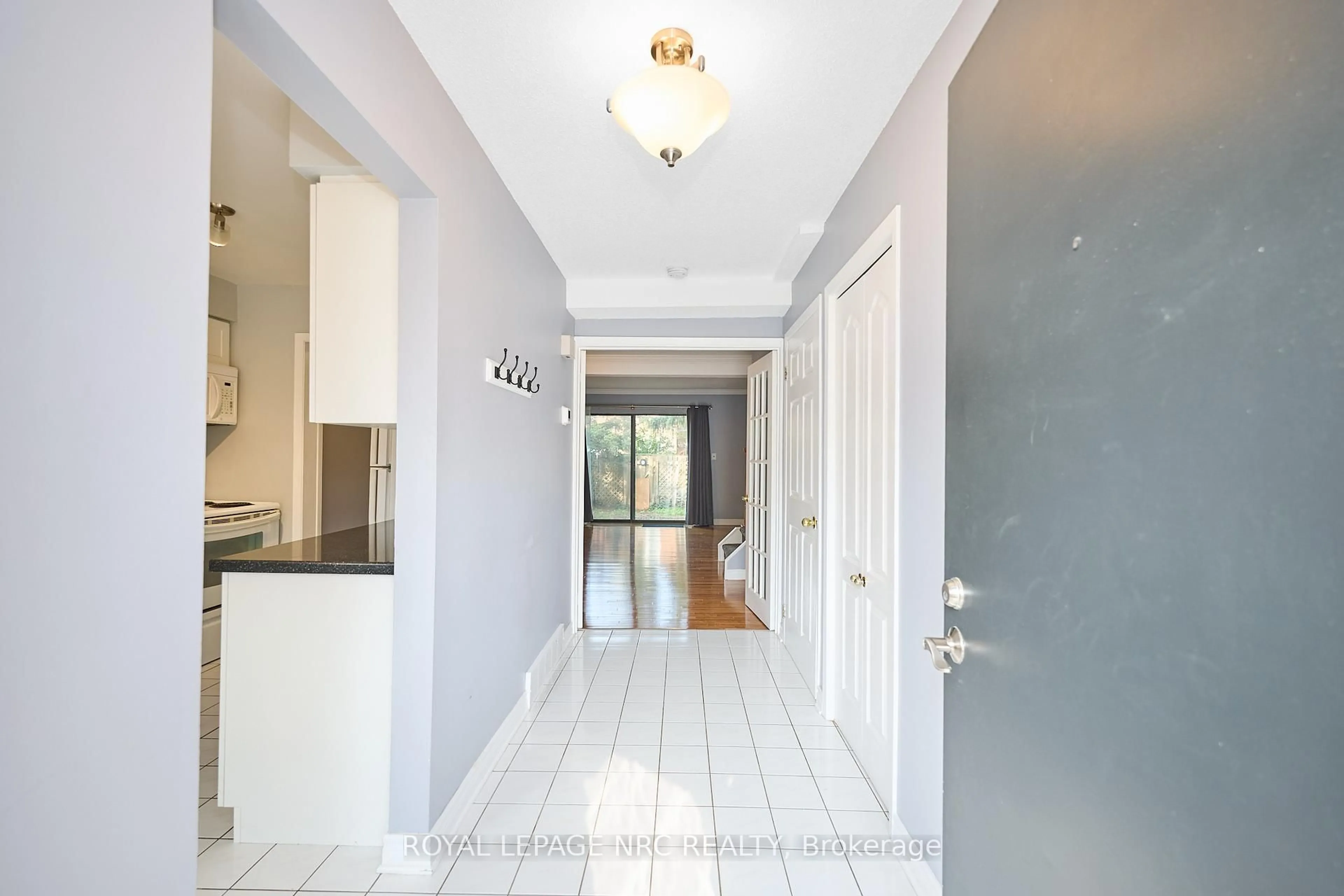 Indoor entryway for 77 LINWELL Rd #9, St. Catharines Ontario L2N 6R1