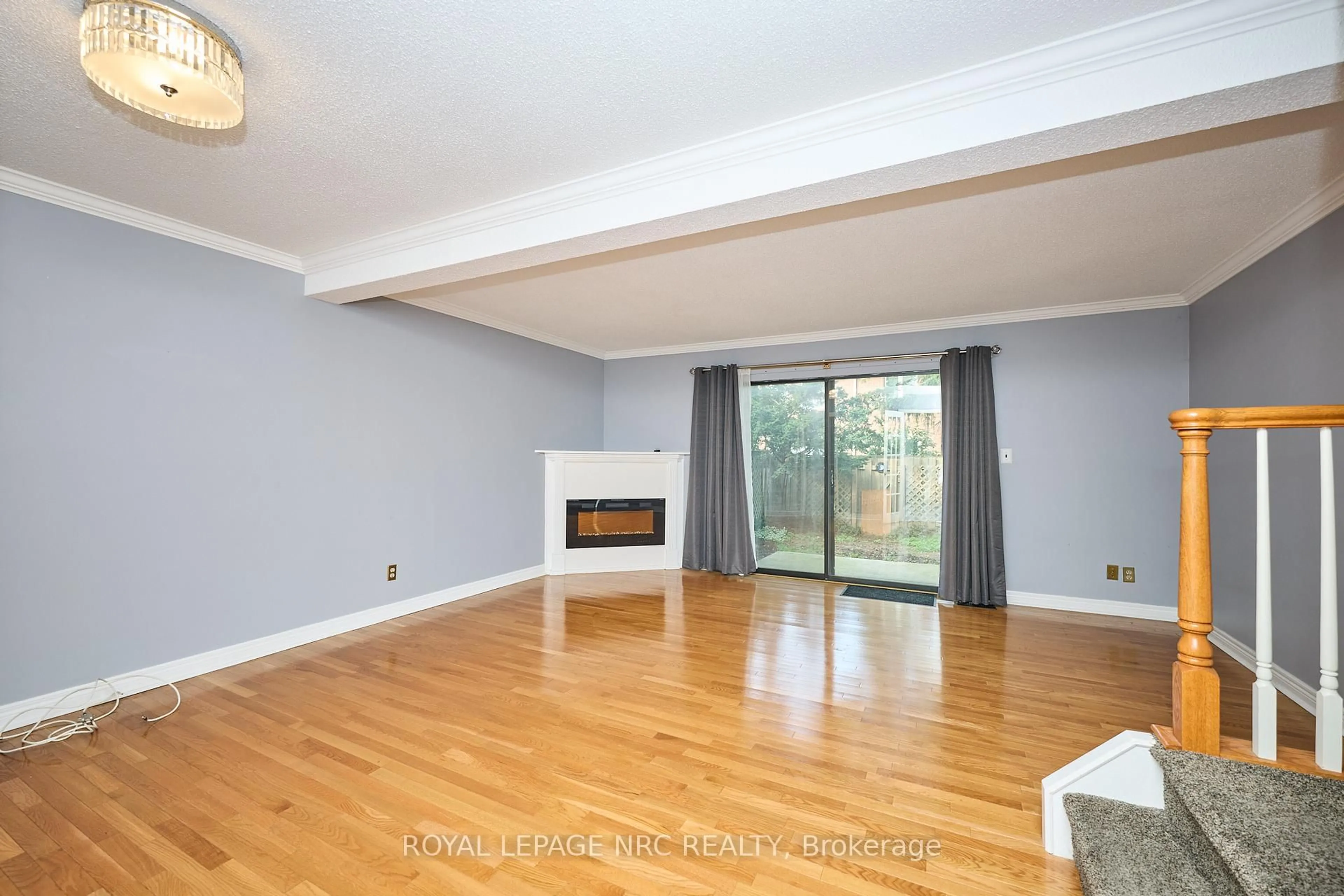 Living room with furniture, wood/laminate floor for 77 LINWELL Rd #9, St. Catharines Ontario L2N 6R1