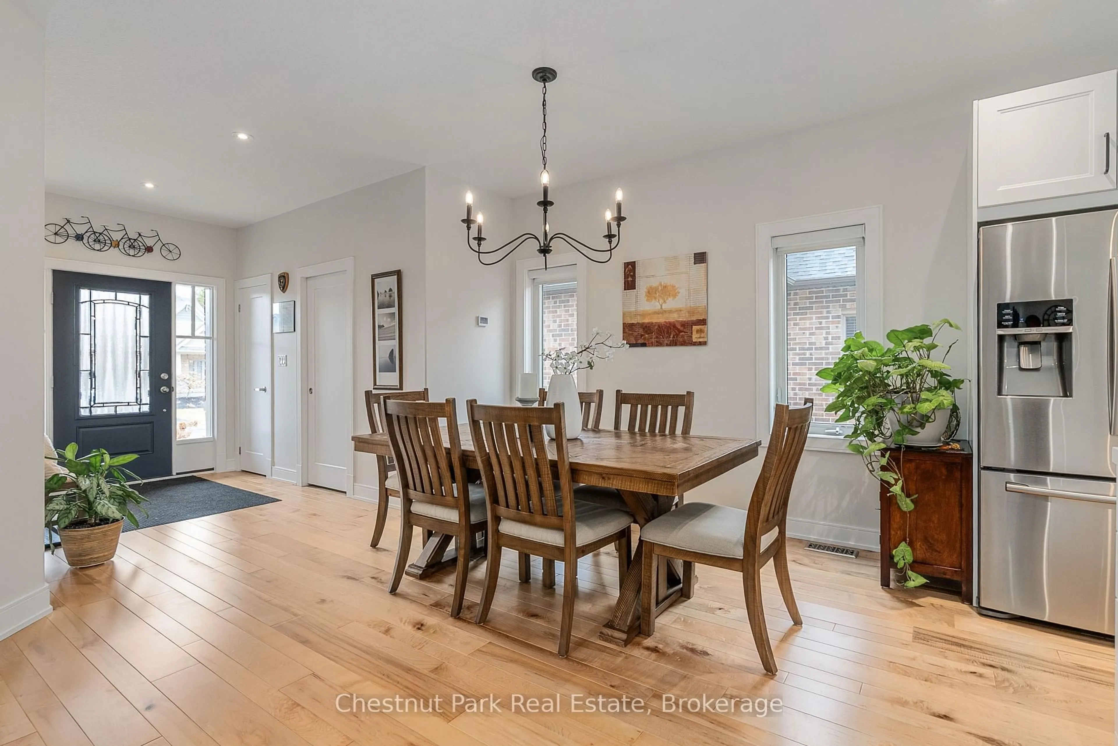 Dining room, wood/laminate floor for 76 Selkirk Dr, Huntsville Ontario P1H 0C6