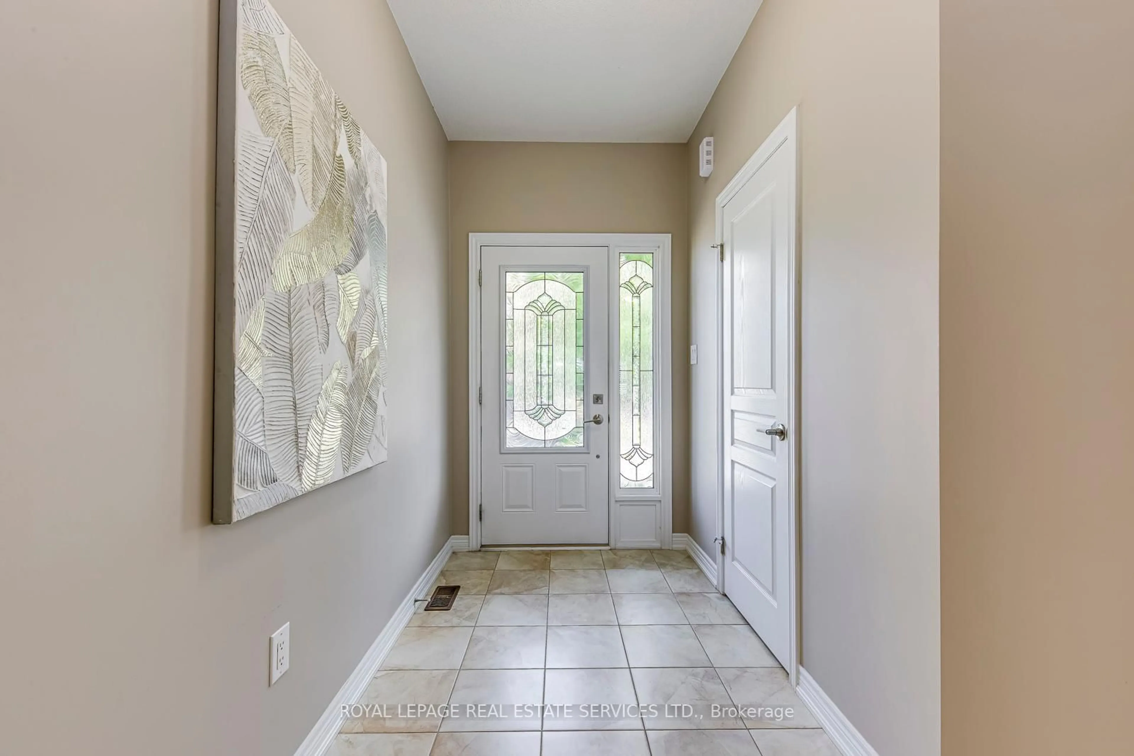 Indoor entryway for 541 Winston Rd #4, Grimsby Ontario L3M 0C5