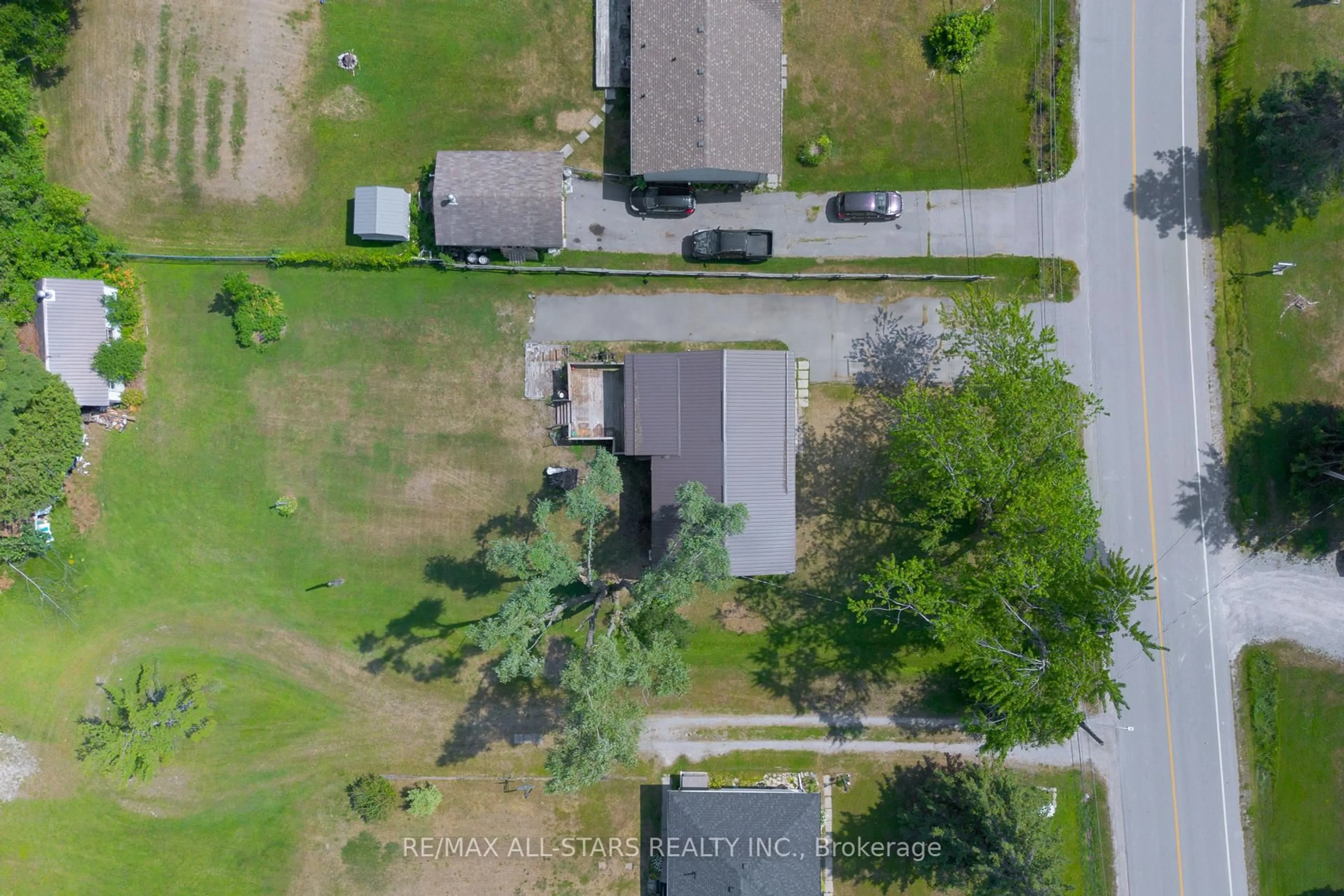 A pic from outside/outdoor area/front of a property/back of a property/a pic from drone, street for 118 Clifton St, Kawartha Lakes Ontario K0M 1N0
