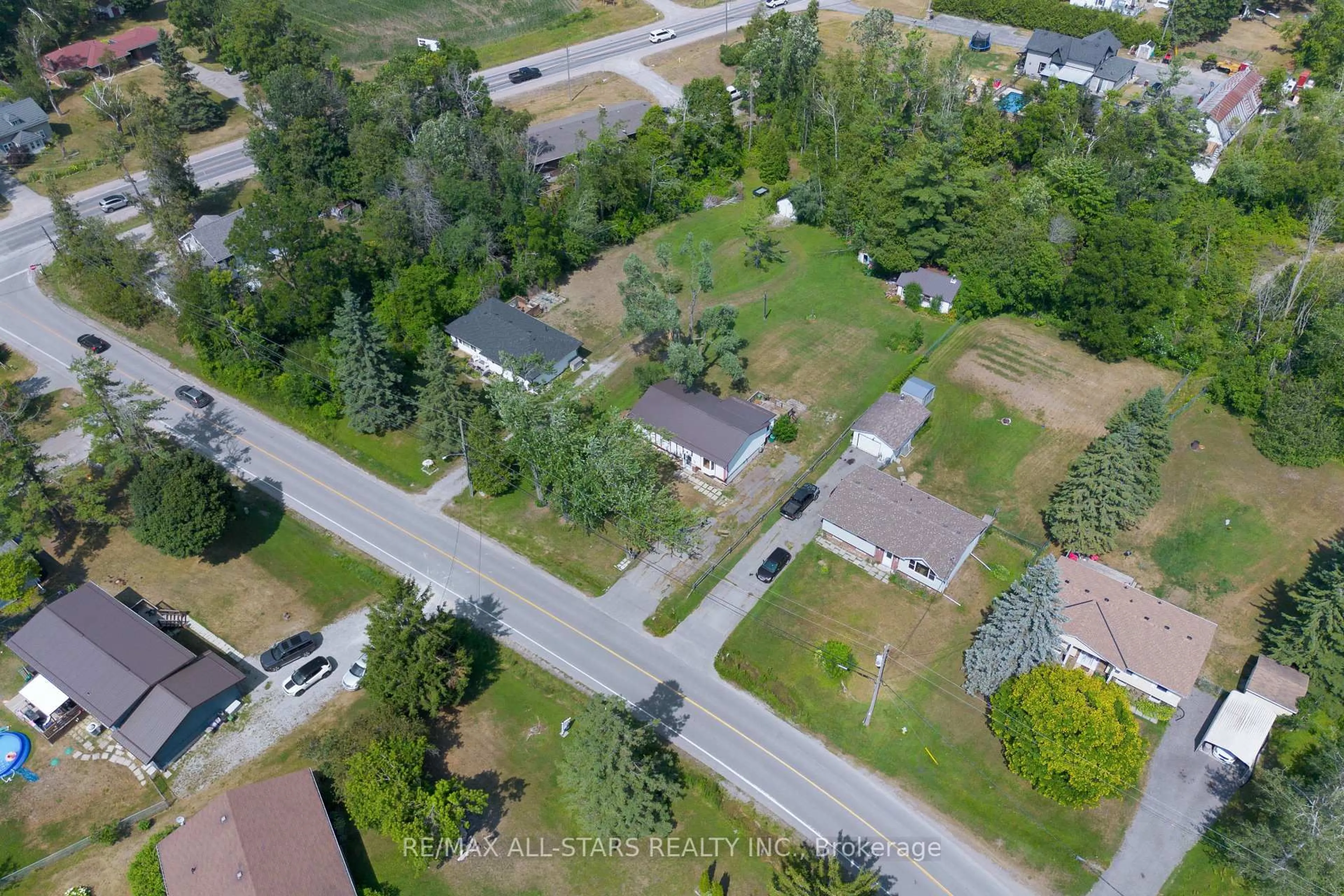A pic from outside/outdoor area/front of a property/back of a property/a pic from drone, street for 118 Clifton St, Kawartha Lakes Ontario K0M 1N0